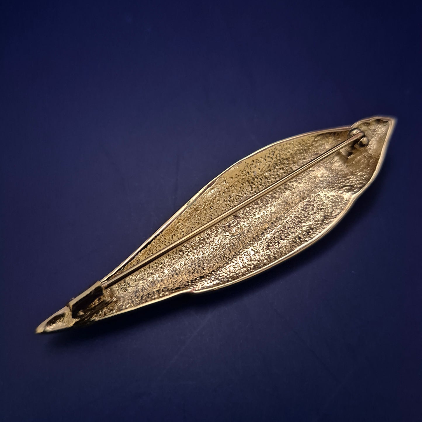 Emaille Brosche in Vogel-Design – Farbenfroher Blickfang in Goldoptik