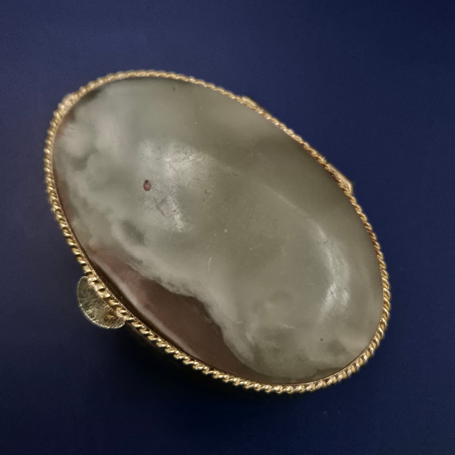 Antike Schmuckdose aus Metall – Graviertes Design mit Naturstein