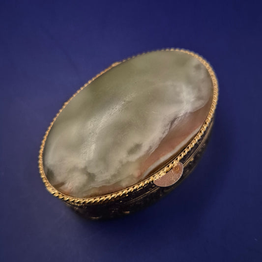 Antike Schmuckdose aus Metall – Graviertes Design mit Naturstein