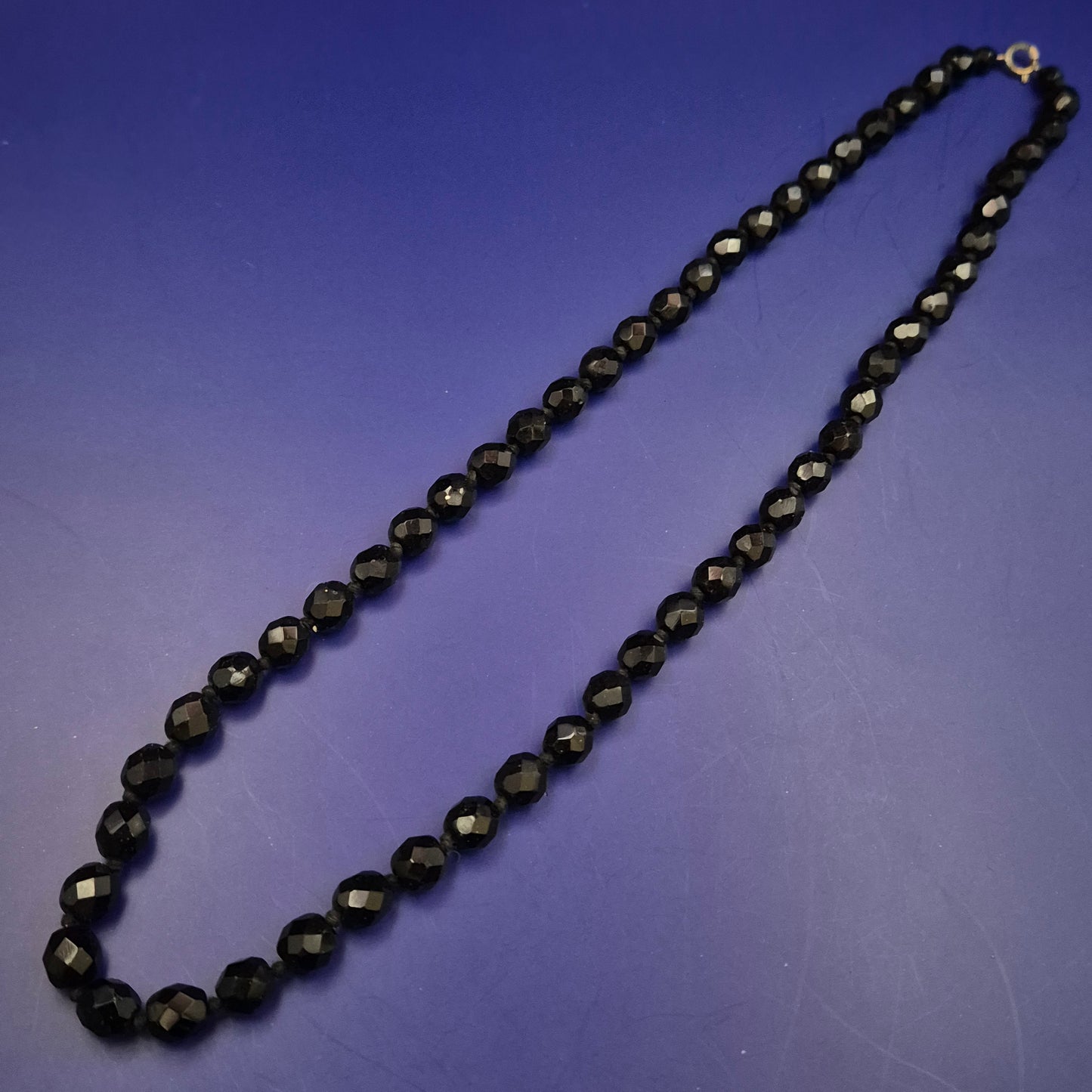 Facettierte schwarze Glasperlen Halskette – Klassisch & elegant