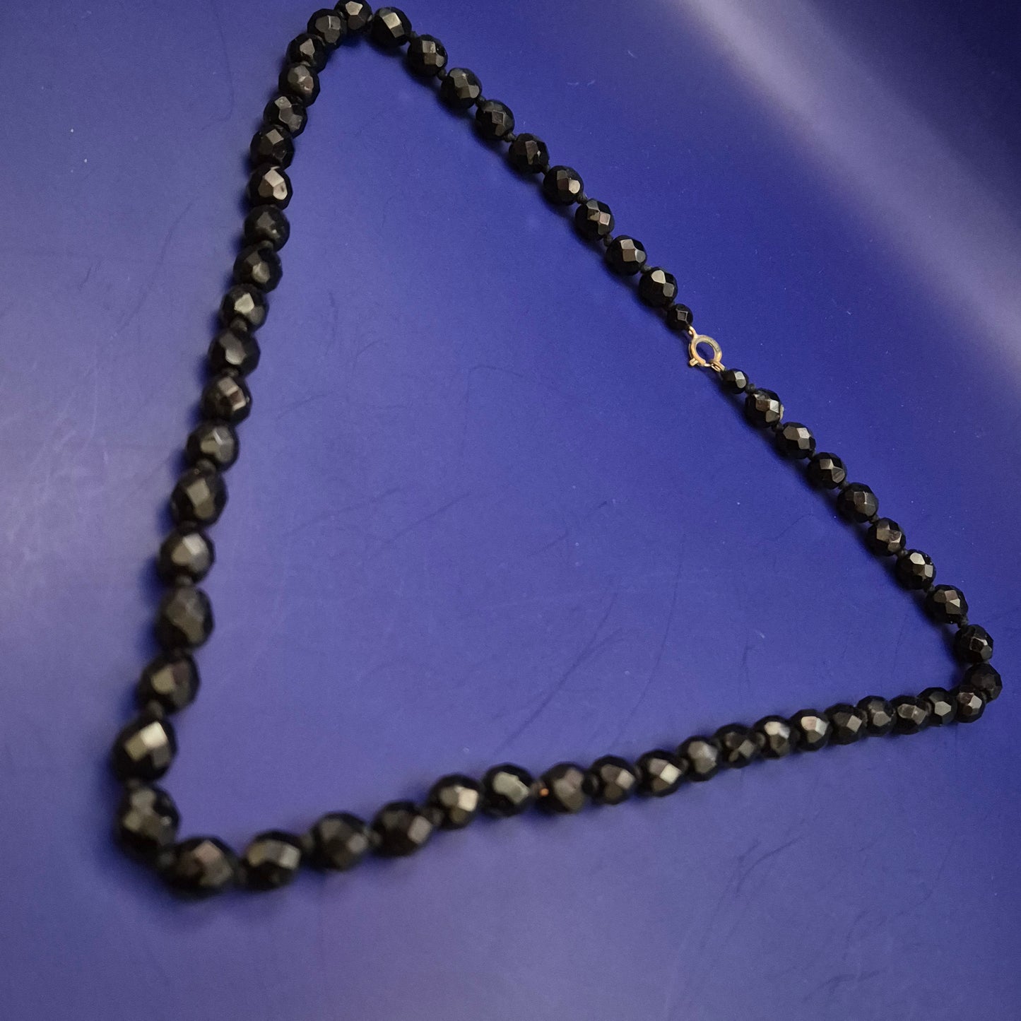 Facettierte schwarze Glasperlen Halskette – Klassisch & elegant
