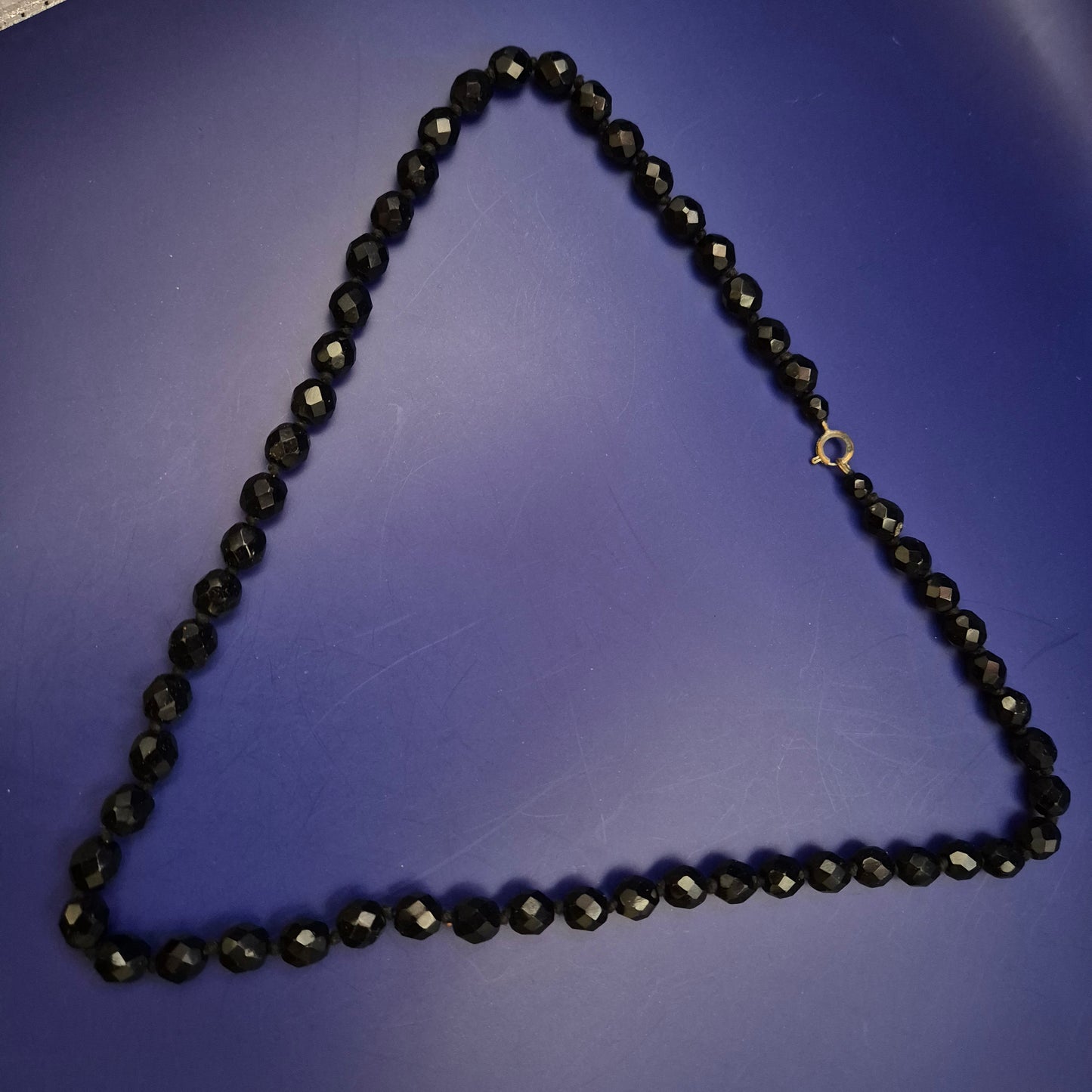 Facettierte schwarze Glasperlen Halskette – Klassisch & elegant