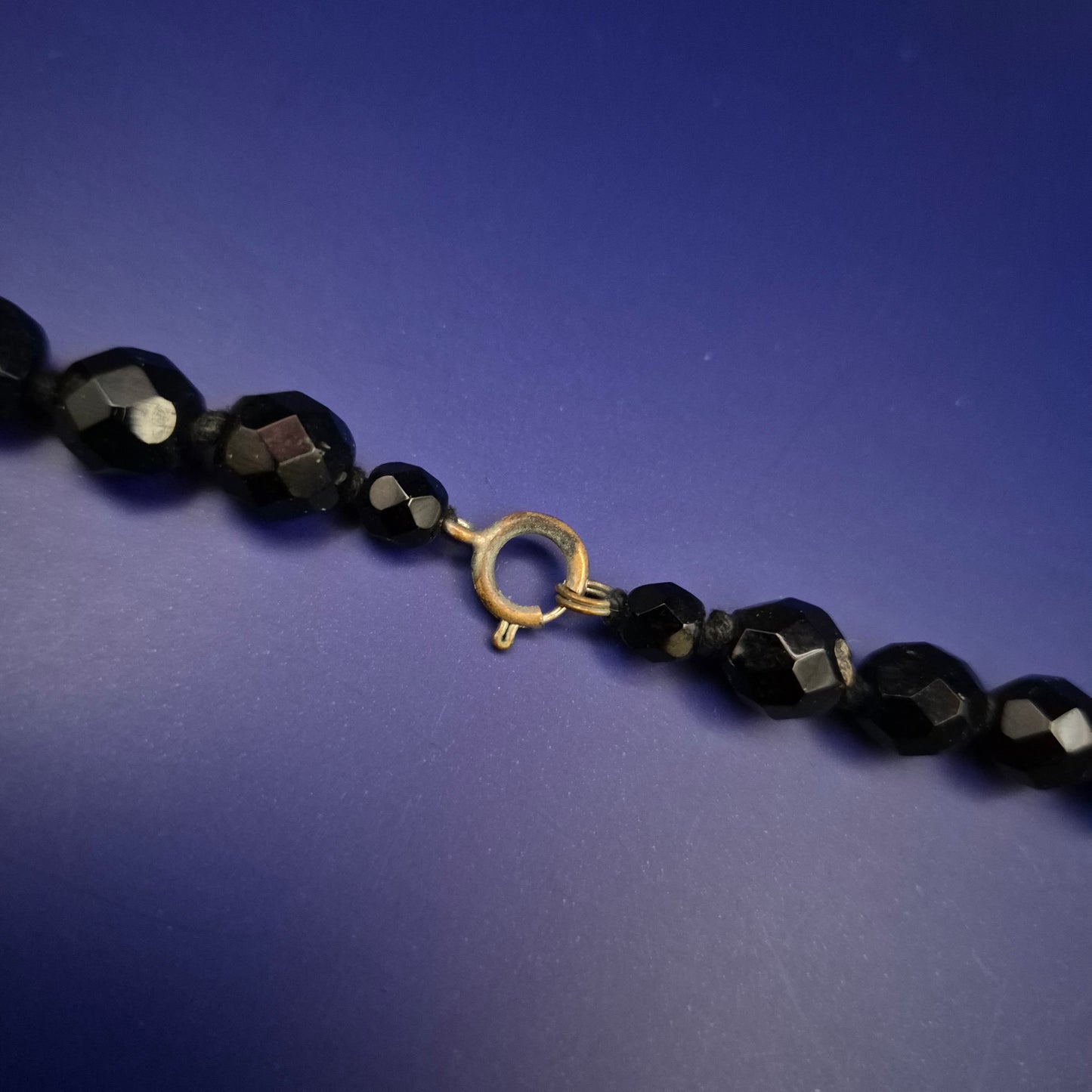 Facettierte schwarze Glasperlen Halskette – Klassisch & elegant