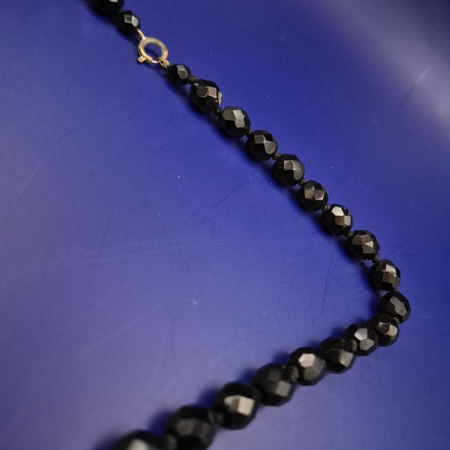 Facettierte schwarze Glasperlen Halskette – Klassisch & elegant