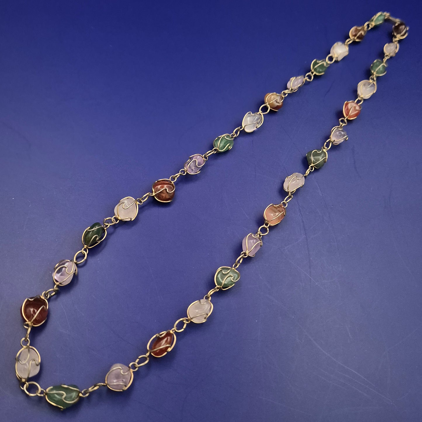 Bunte Edelstein Halskette – Handgefasste Natursteine in Goldoptik