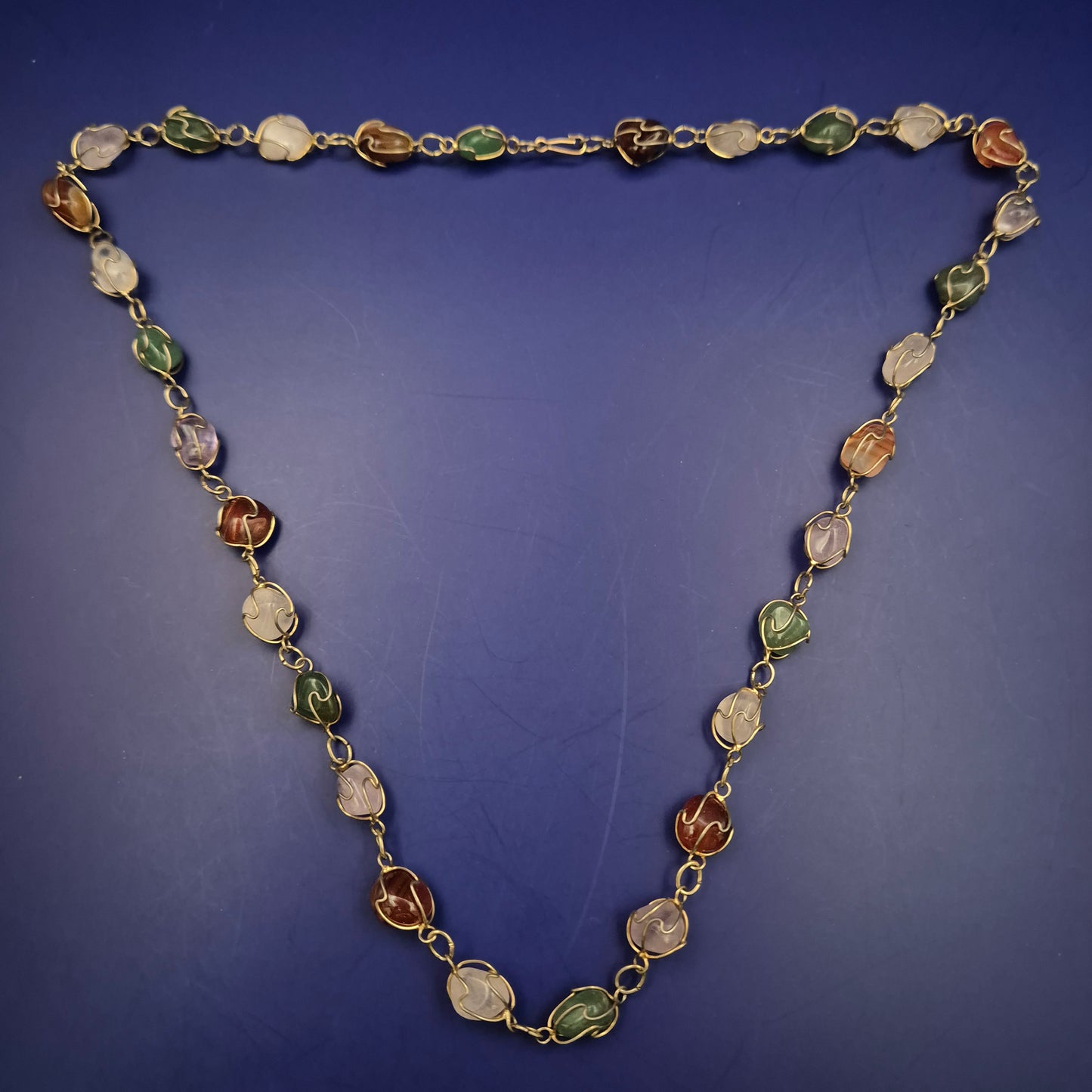 Bunte Edelstein Halskette – Handgefasste Natursteine in Goldoptik