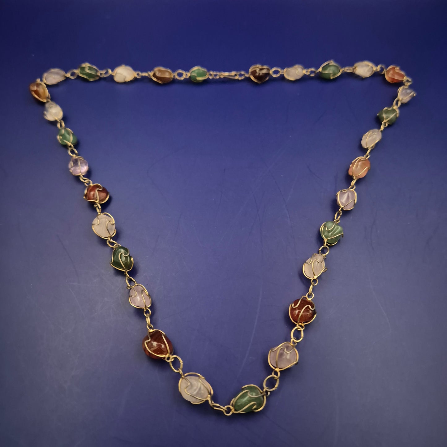 Bunte Edelstein Halskette – Handgefasste Natursteine in Goldoptik