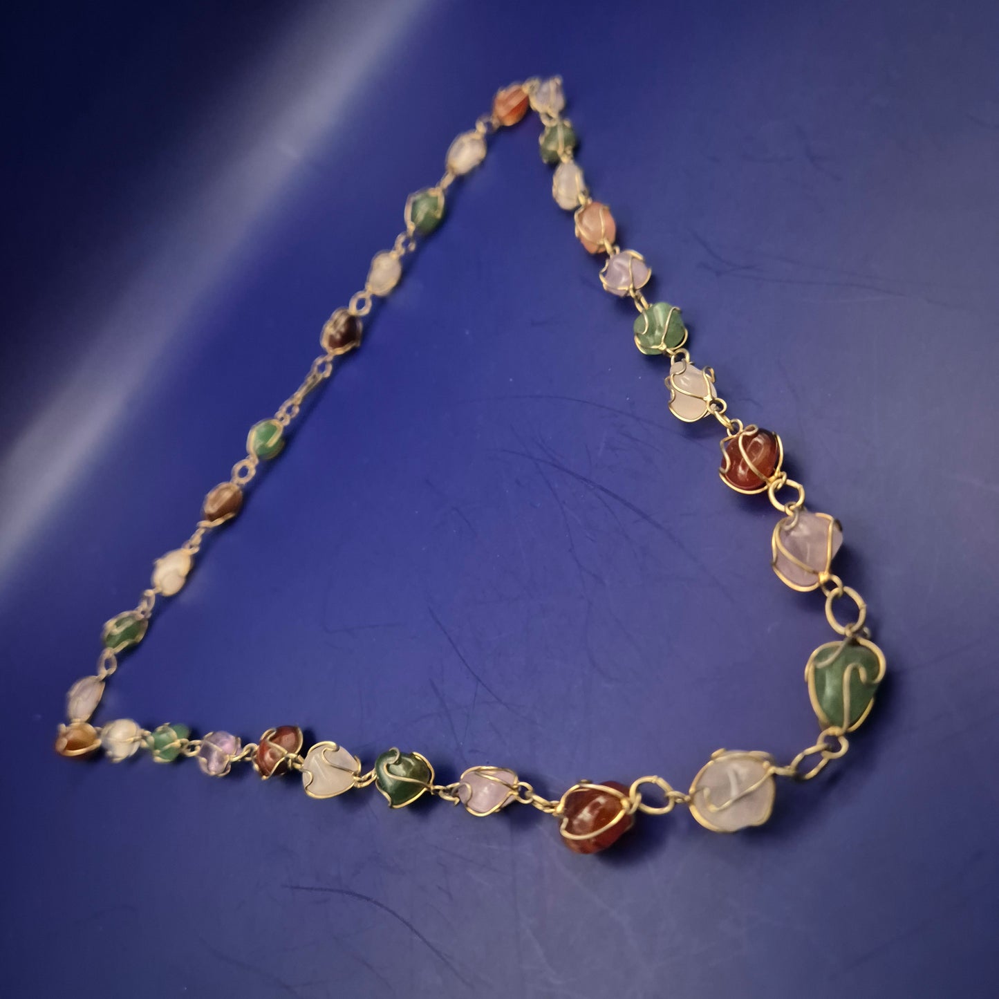 Bunte Edelstein Halskette – Handgefasste Natursteine in Goldoptik