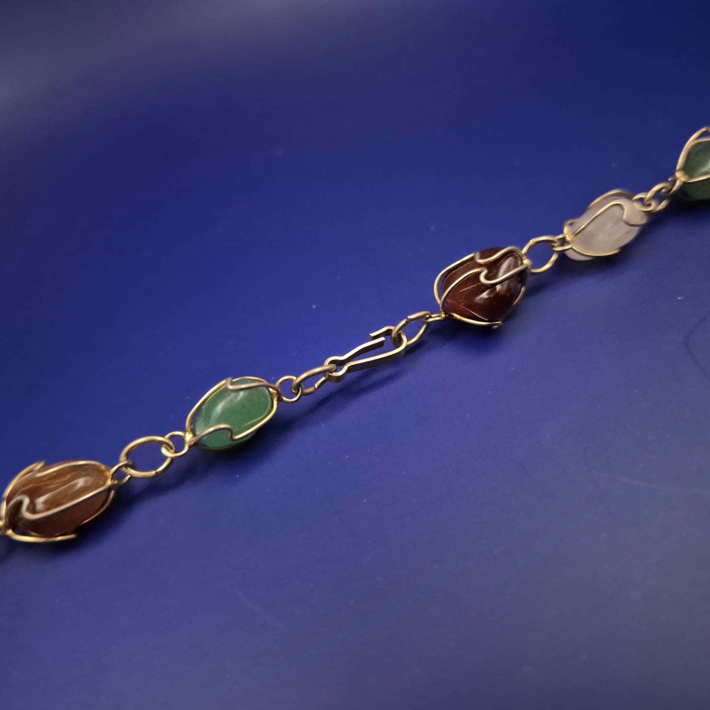 Bunte Edelstein Halskette – Handgefasste Natursteine in Goldoptik