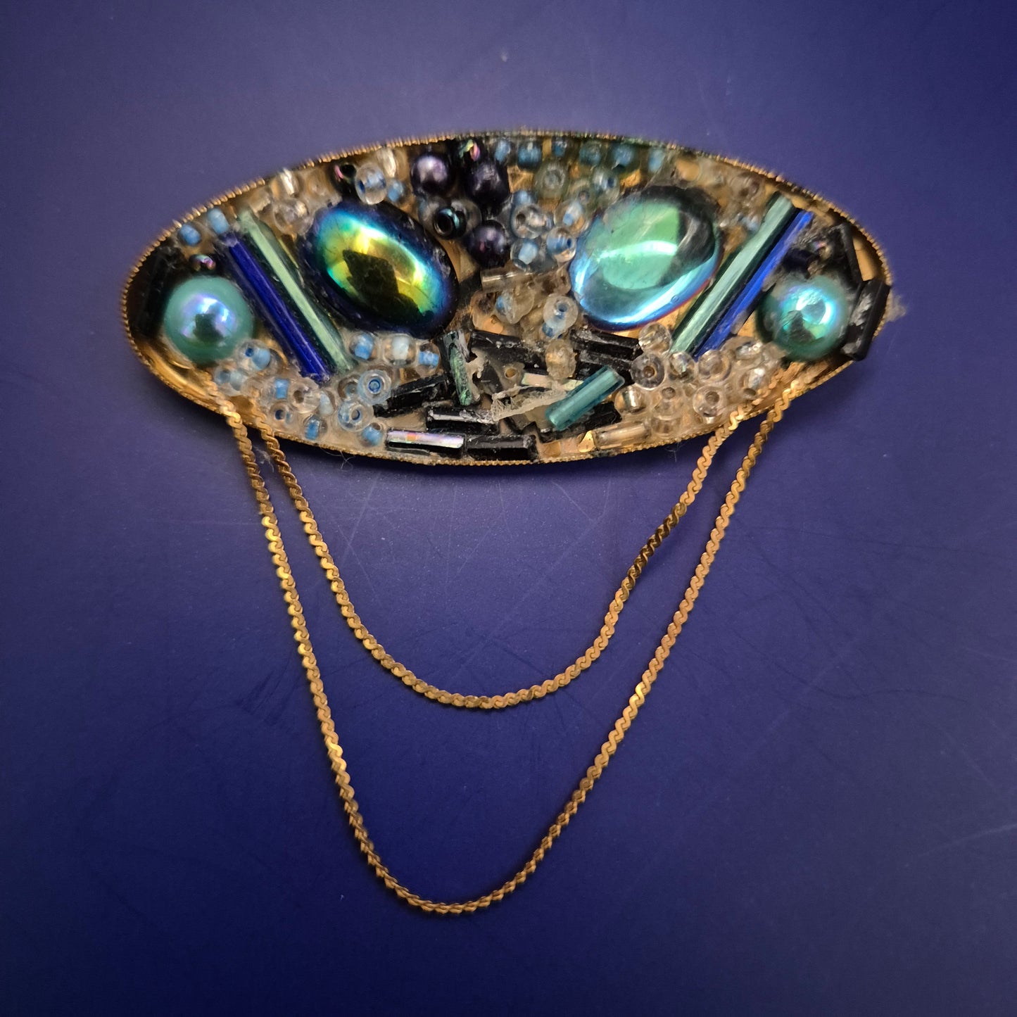 Vintage Brosche im Art-Déco-Stil – Irisierende Glassteine & Kettenverzierung