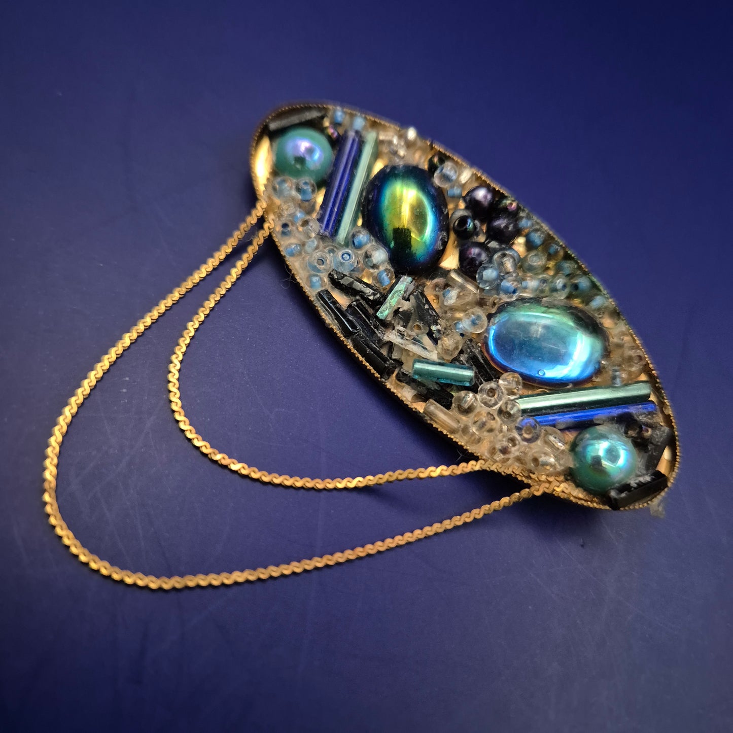 Vintage Brosche im Art-Déco-Stil – Irisierende Glassteine & Kettenverzierung