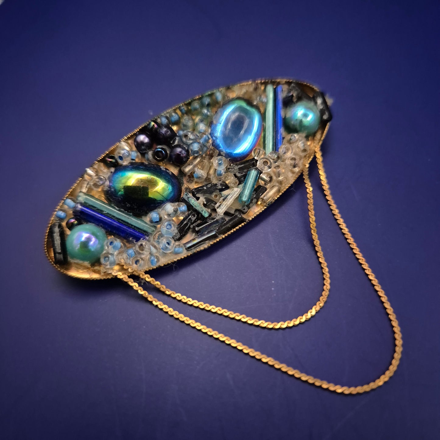 Vintage Brosche im Art-Déco-Stil – Irisierende Glassteine & Kettenverzierung