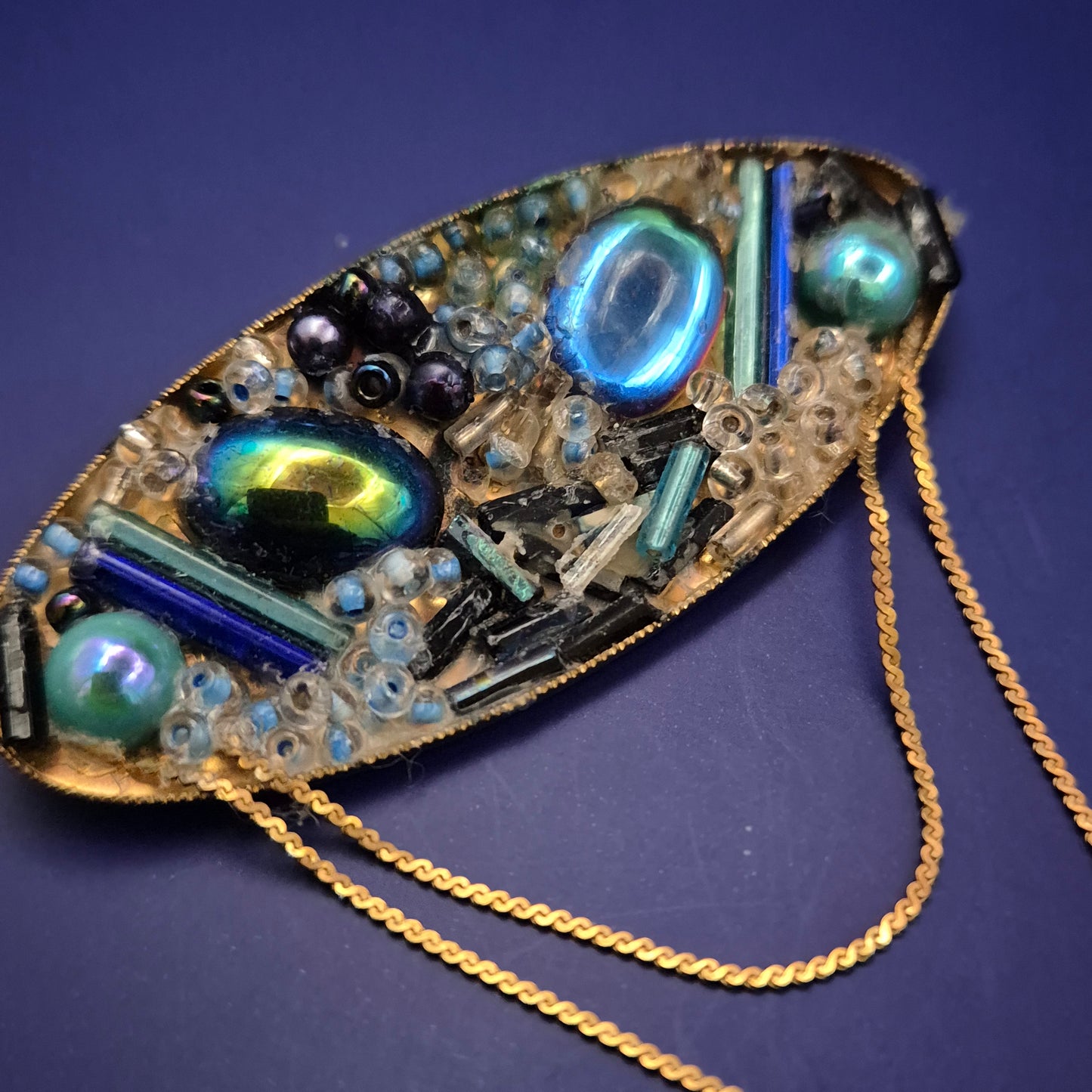 Vintage Brosche im Art-Déco-Stil – Irisierende Glassteine & Kettenverzierung