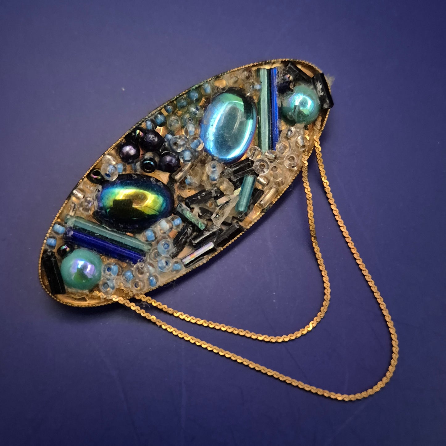 Vintage Brosche im Art-Déco-Stil – Irisierende Glassteine & Kettenverzierung