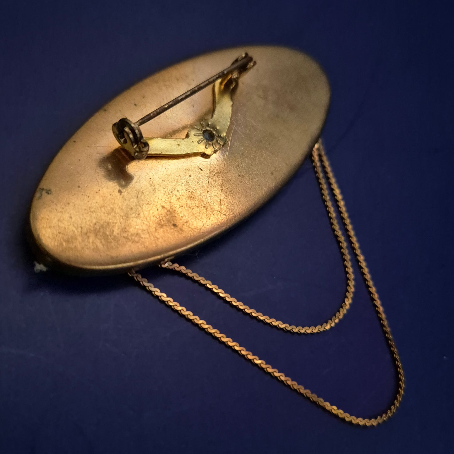 Vintage Brosche im Art-Déco-Stil – Irisierende Glassteine & Kettenverzierung