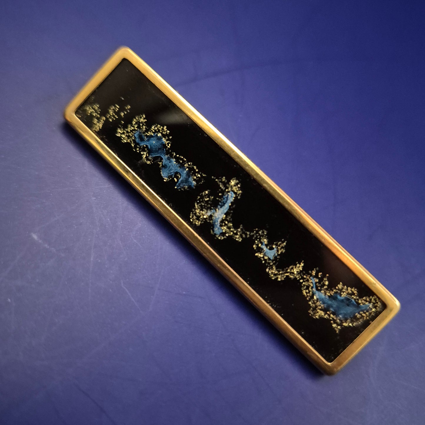 Künstlerische Brosche von Uhlig – Abstraktes Design mit Goldakzenten