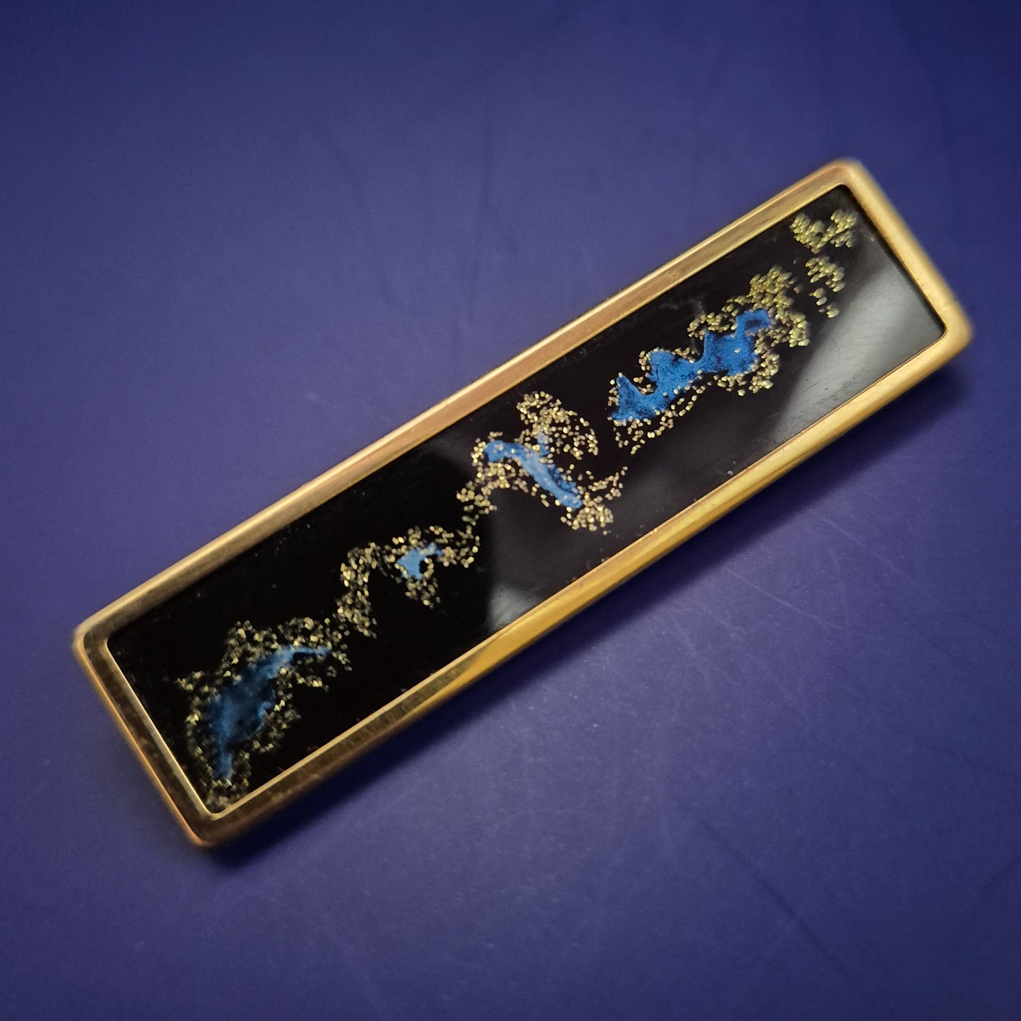 Künstlerische Brosche von Uhlig – Abstraktes Design mit Goldakzenten