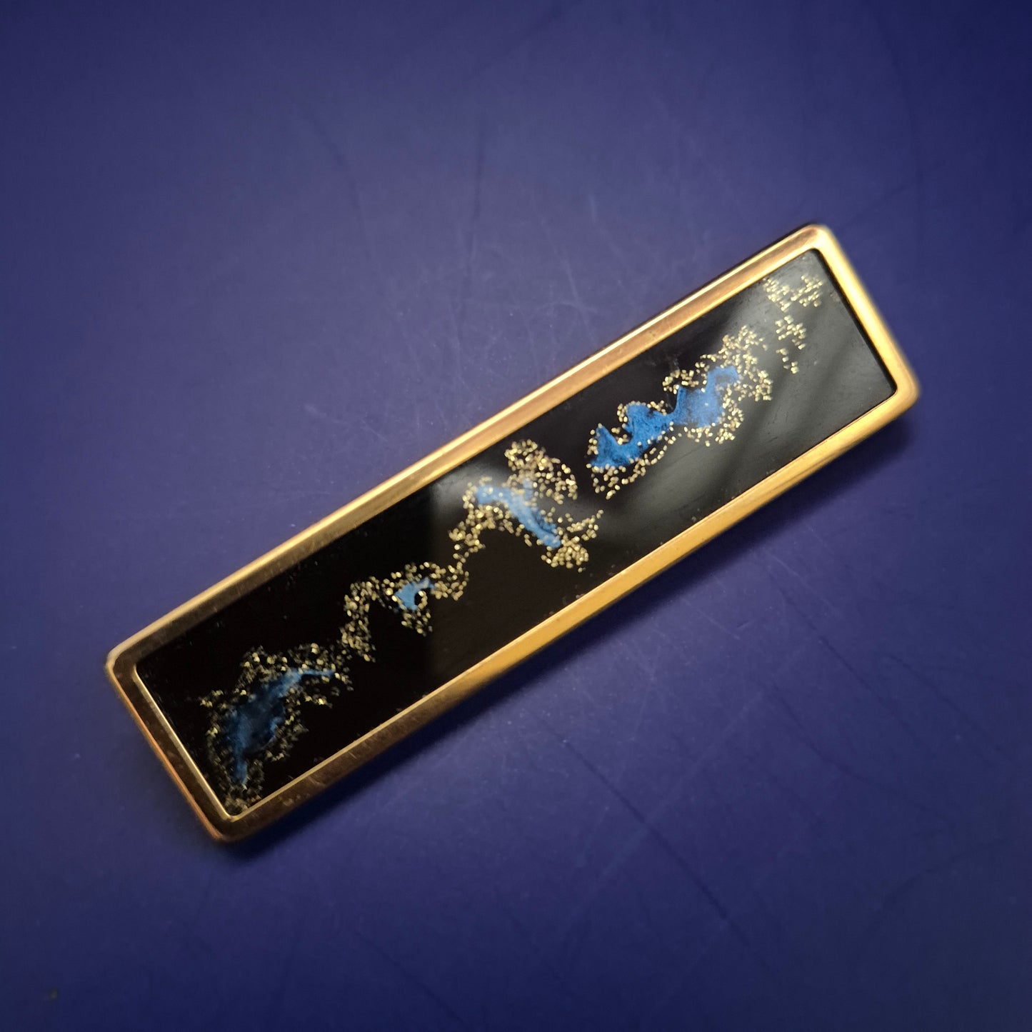 Künstlerische Brosche von Uhlig – Abstraktes Design mit Goldakzenten