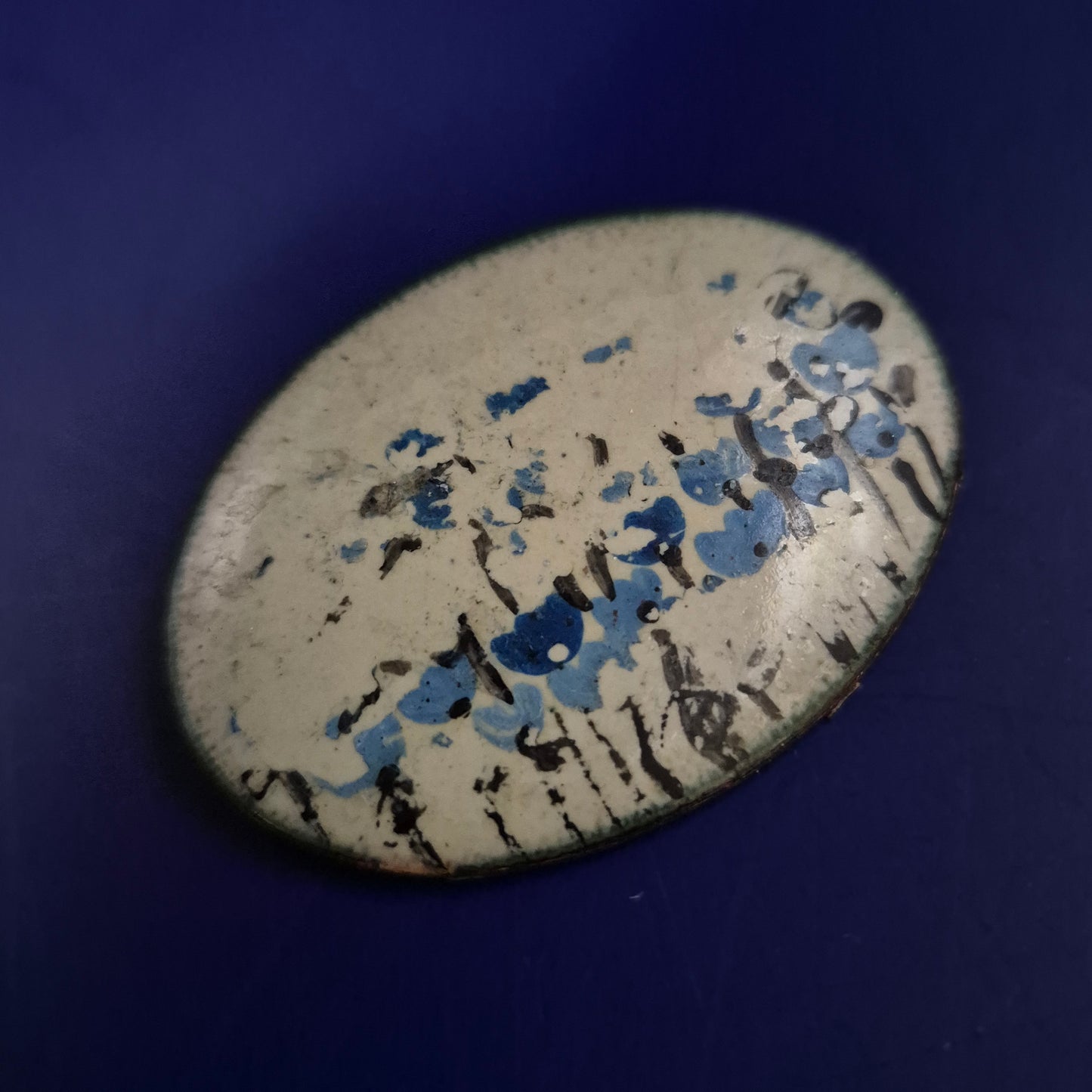 Ovale Emaille-Brosche – Handbemaltes Unikat mit Vintage-Charme