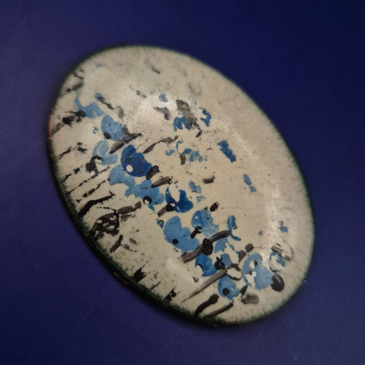 Ovale Emaille-Brosche – Handbemaltes Unikat mit Vintage-Charme