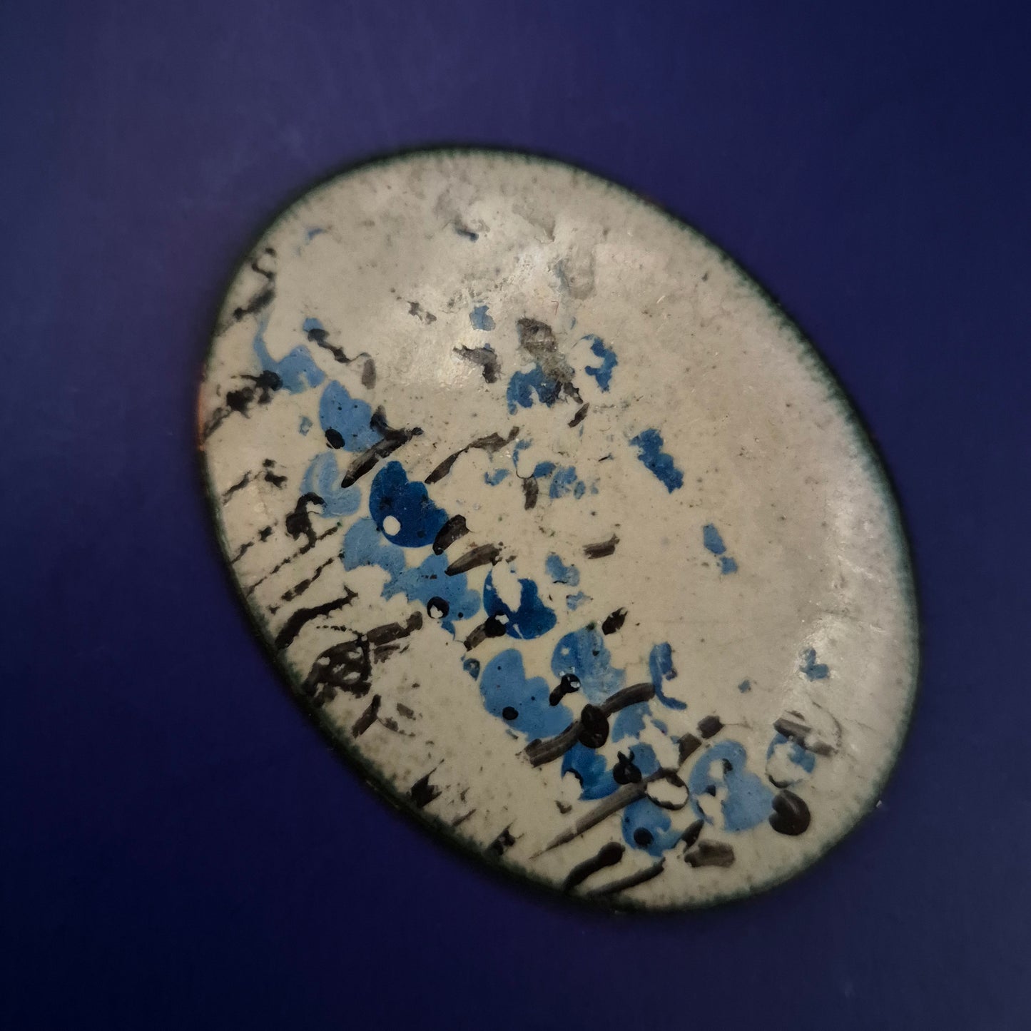 Ovale Emaille-Brosche – Handbemaltes Unikat mit Vintage-Charme