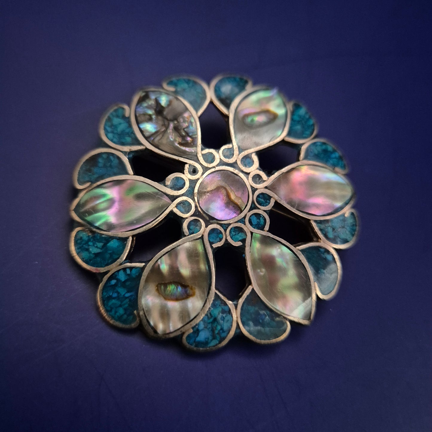 Vintage-Brosche mit Abalone & Türkisoptik – Florales Design