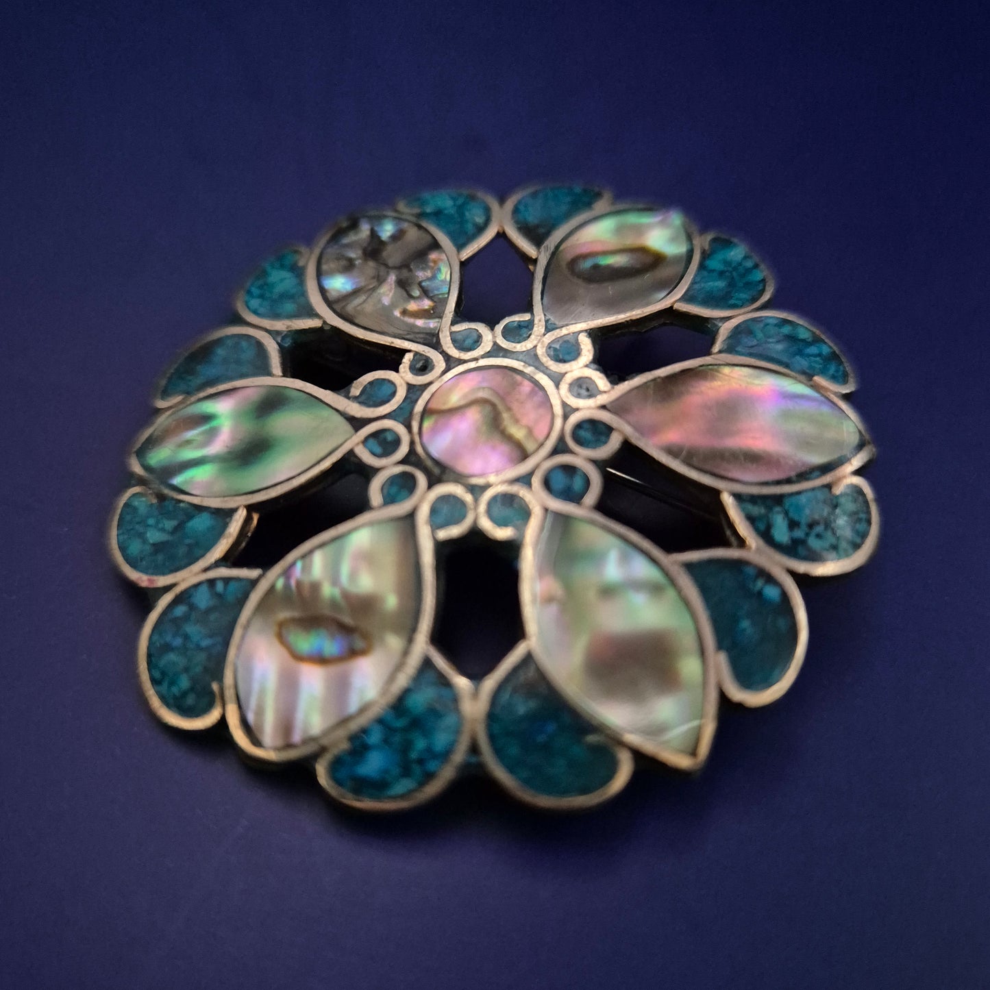 Vintage-Brosche mit Abalone & Türkisoptik – Florales Design