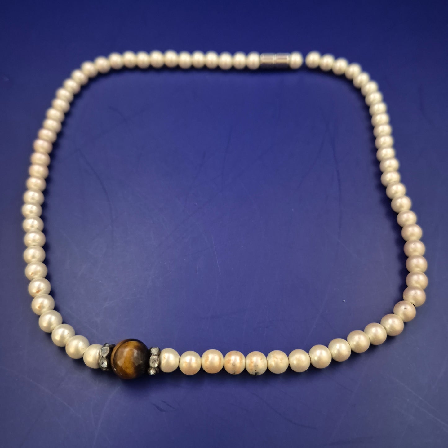 Perlenkette mit Tigerauge & Strass – Klassisch trifft auf Akzent