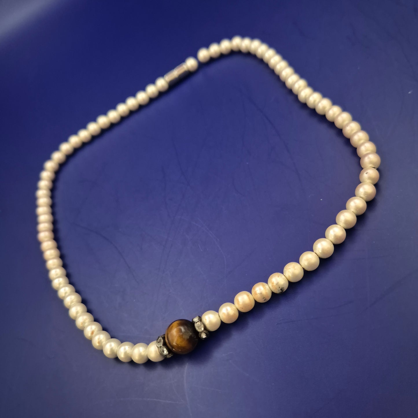 Perlenkette mit Tigerauge & Strass – Klassisch trifft auf Akzent