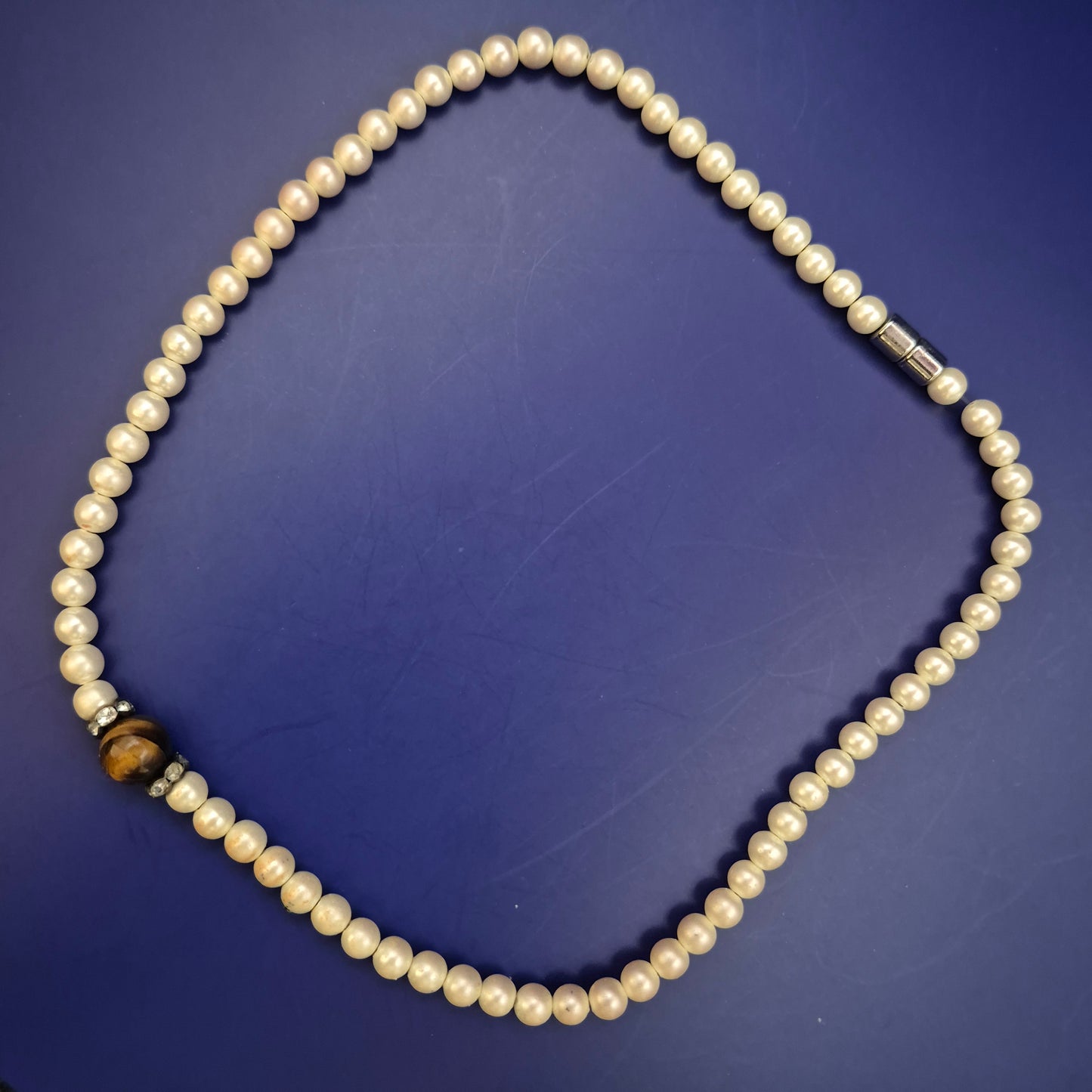 Perlenkette mit Tigerauge & Strass – Klassisch trifft auf Akzent