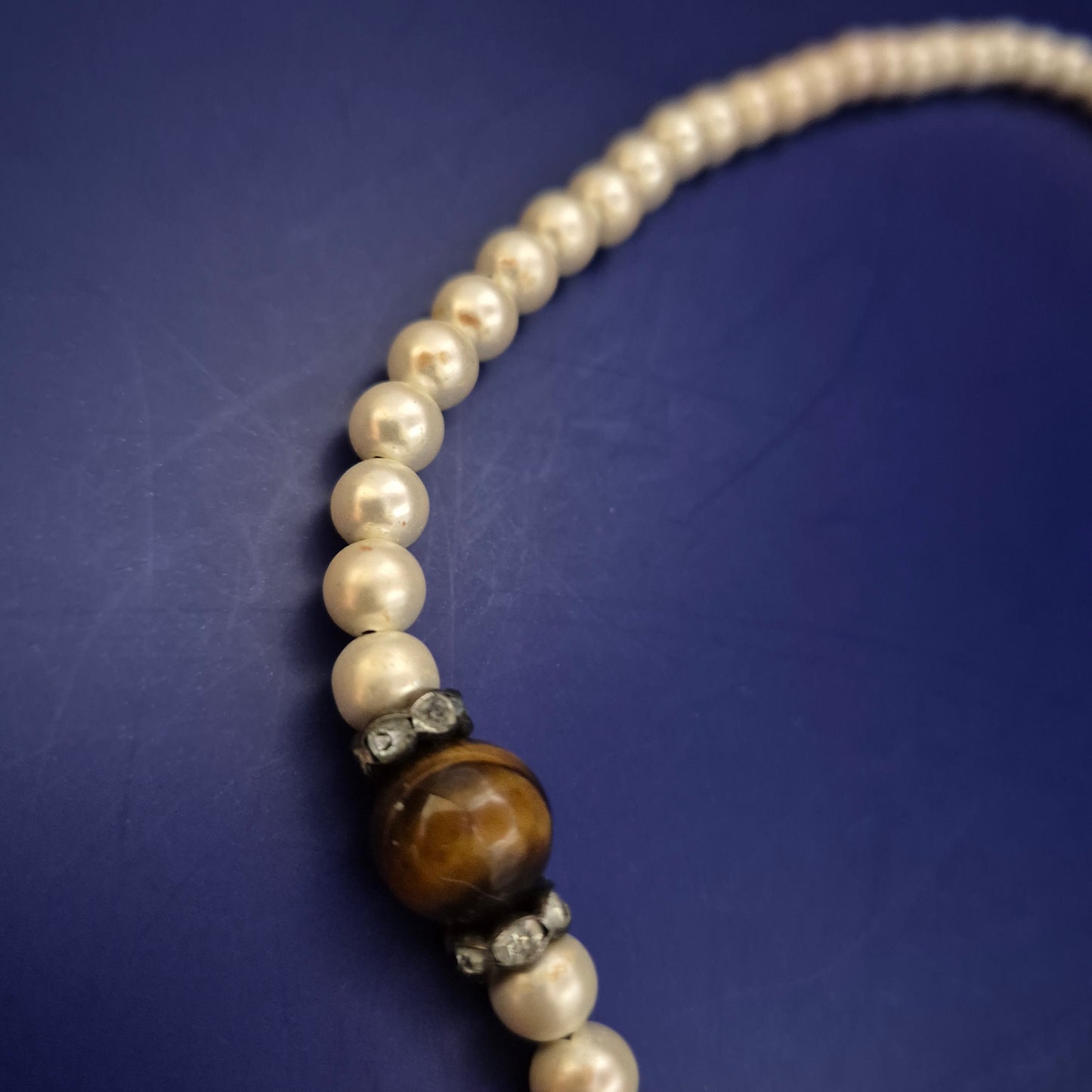 Perlenkette mit Tigerauge & Strass – Klassisch trifft auf Akzent