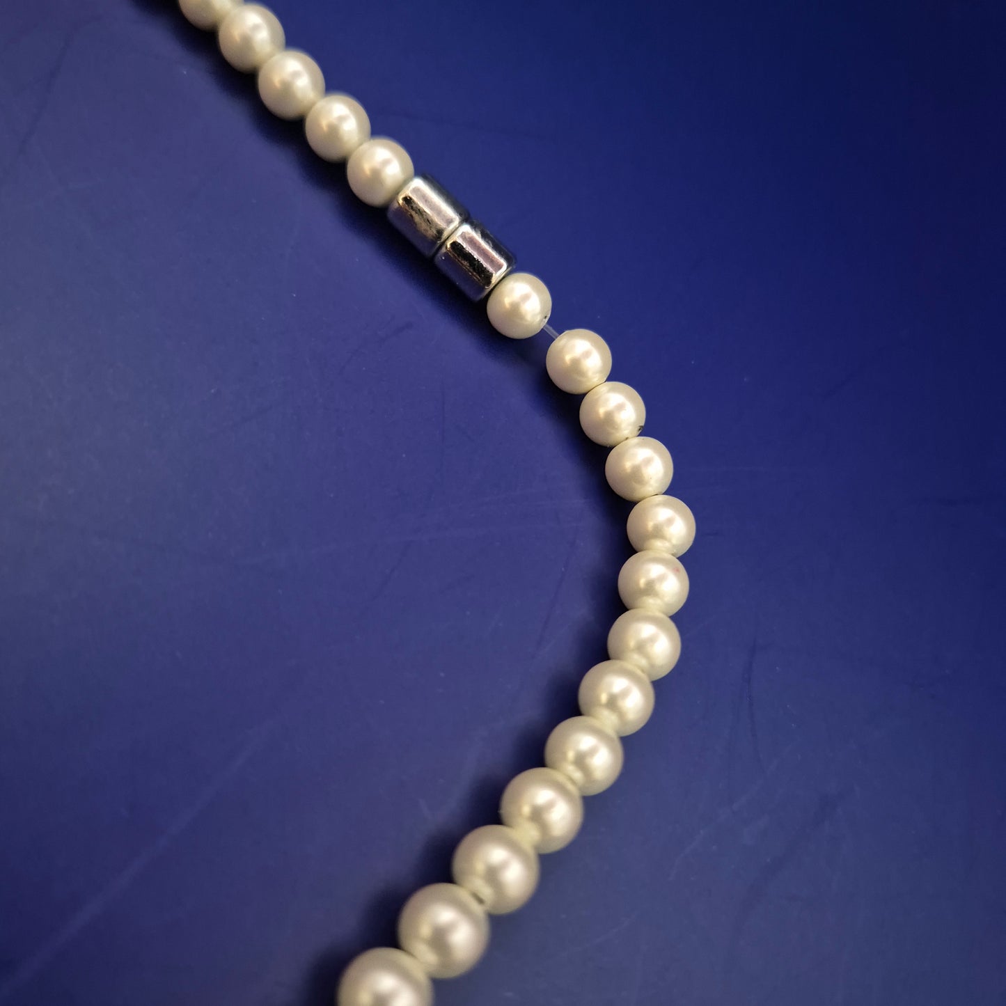 Perlenkette mit Tigerauge & Strass – Klassisch trifft auf Akzent