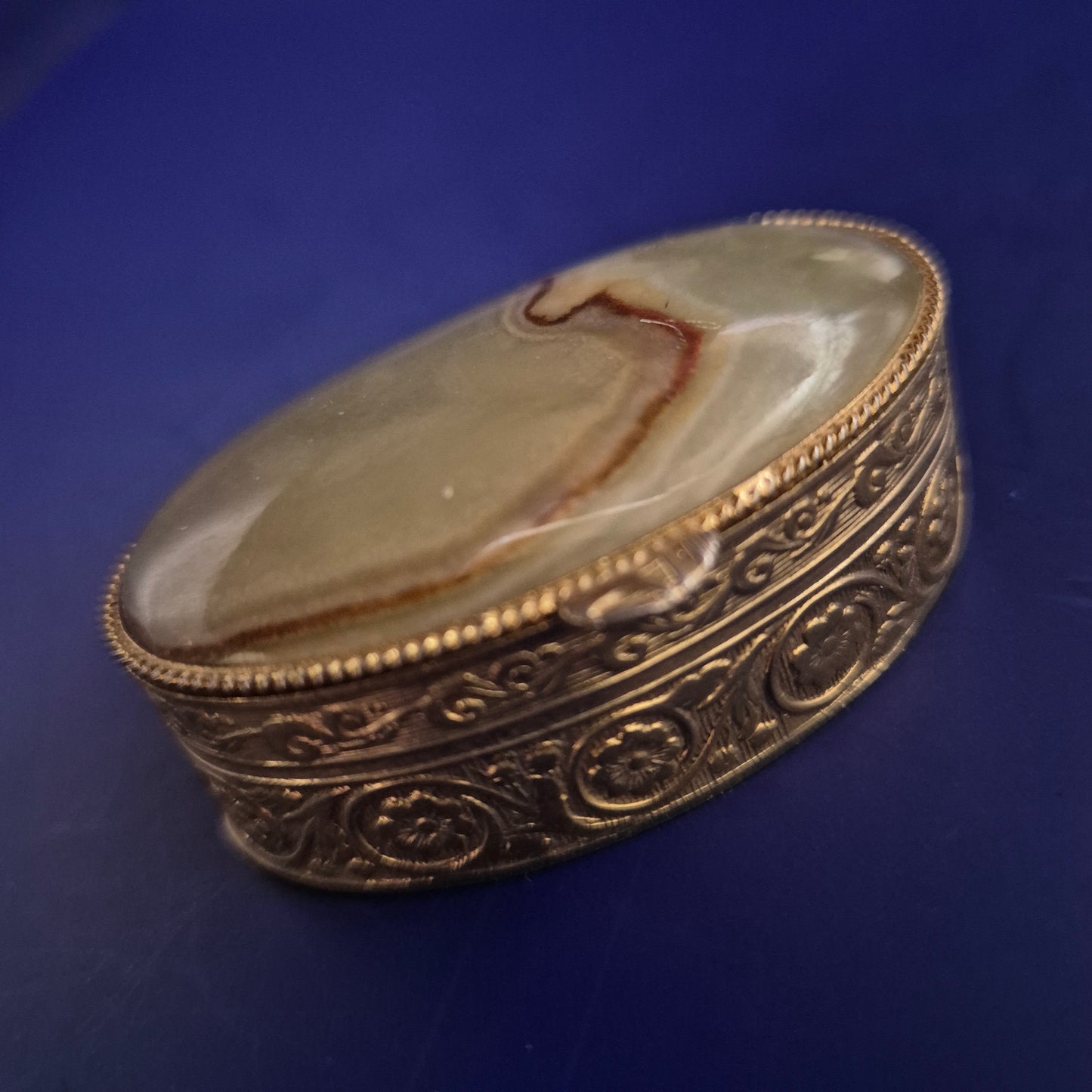 Antike Messingdose mit Naturstein – Graviertes Sammlerstück