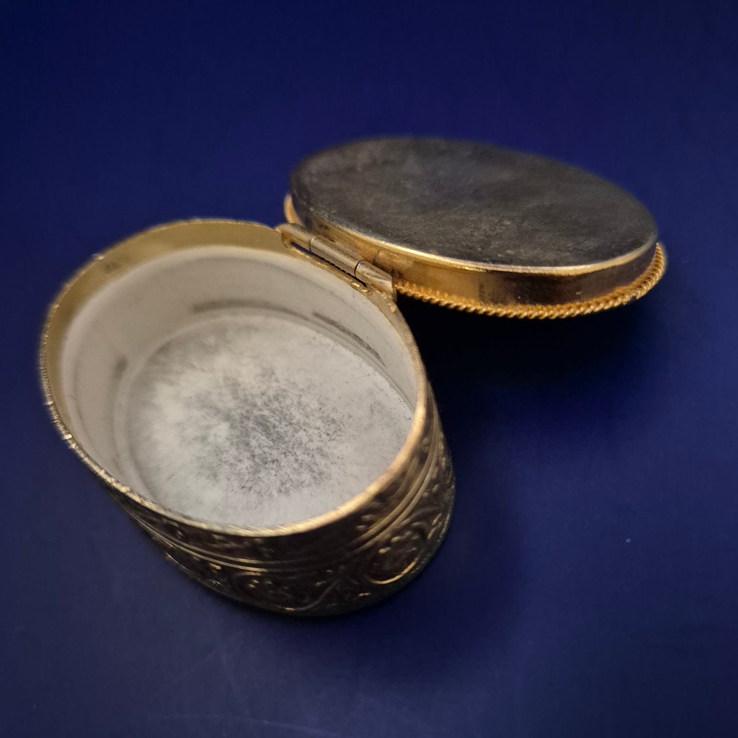 Antike Messingdose mit Naturstein – Graviertes Sammlerstück