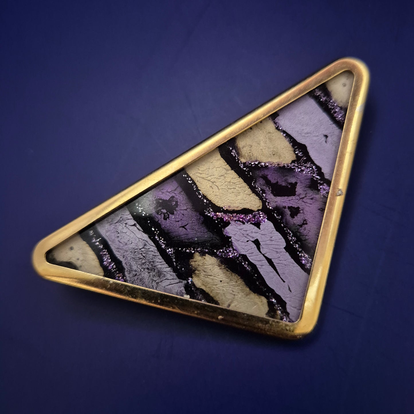 Vintage-Brosche im Dreieck-Design – Abstrakte Kunst in Lila & Gold