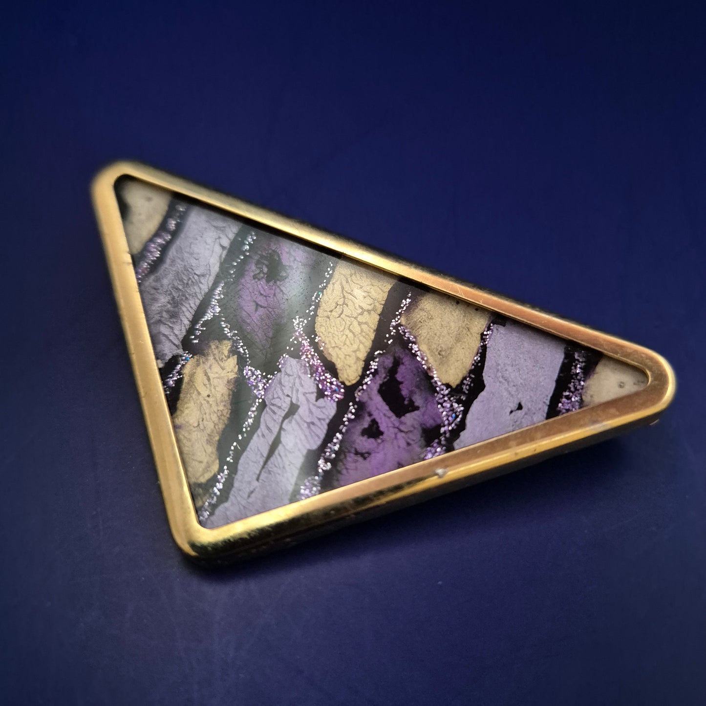 Vintage-Brosche im Dreieck-Design – Abstrakte Kunst in Lila & Gold