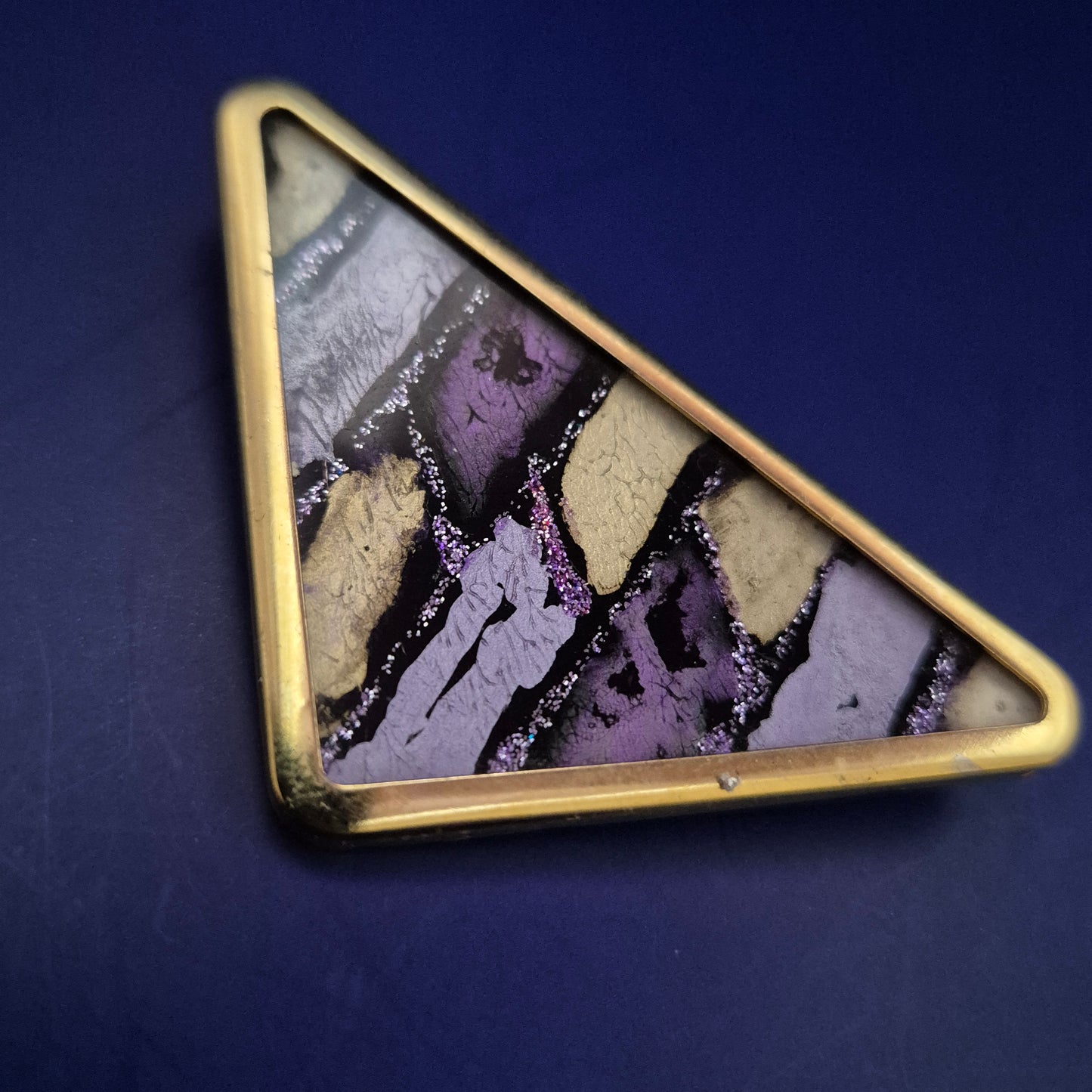 Vintage-Brosche im Dreieck-Design – Abstrakte Kunst in Lila & Gold