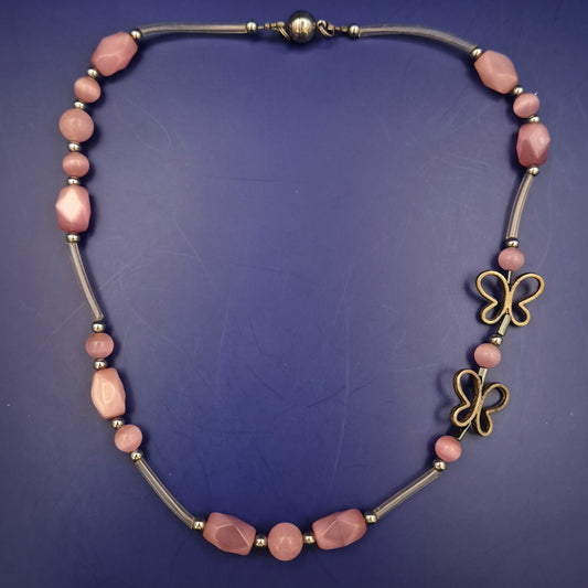 Verspielte rosa Halskette mit Schmetterlingen – Leicht & Feminin
