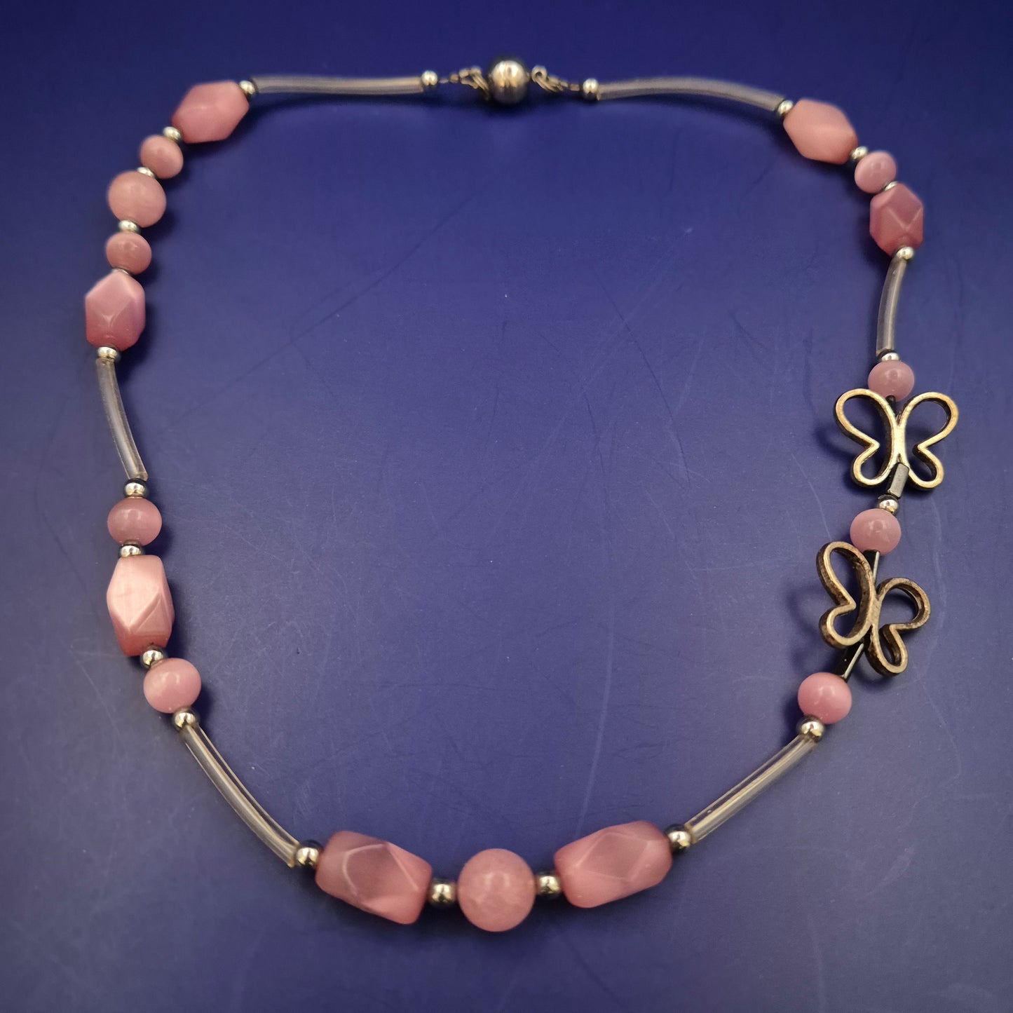 Verspielte rosa Halskette mit Schmetterlingen – Leicht & Feminin