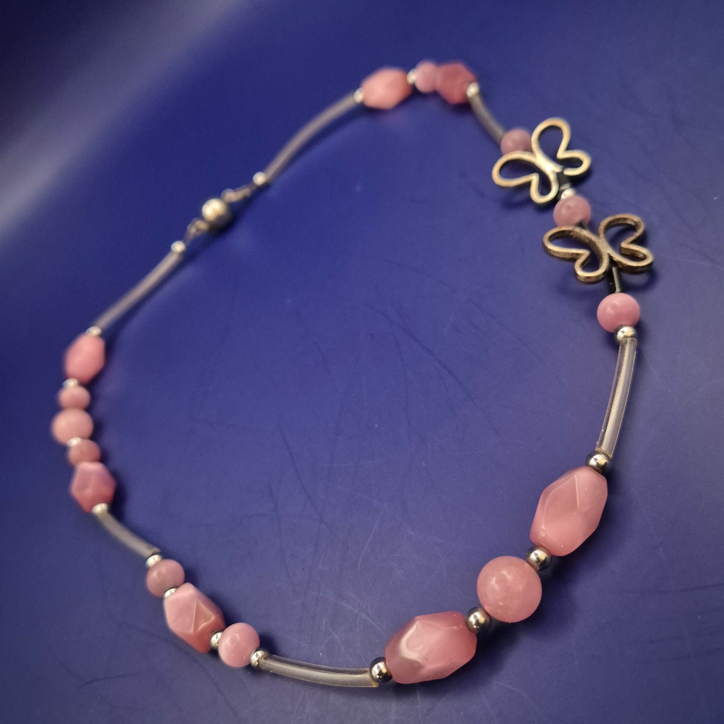 Verspielte rosa Halskette mit Schmetterlingen – Leicht & Feminin