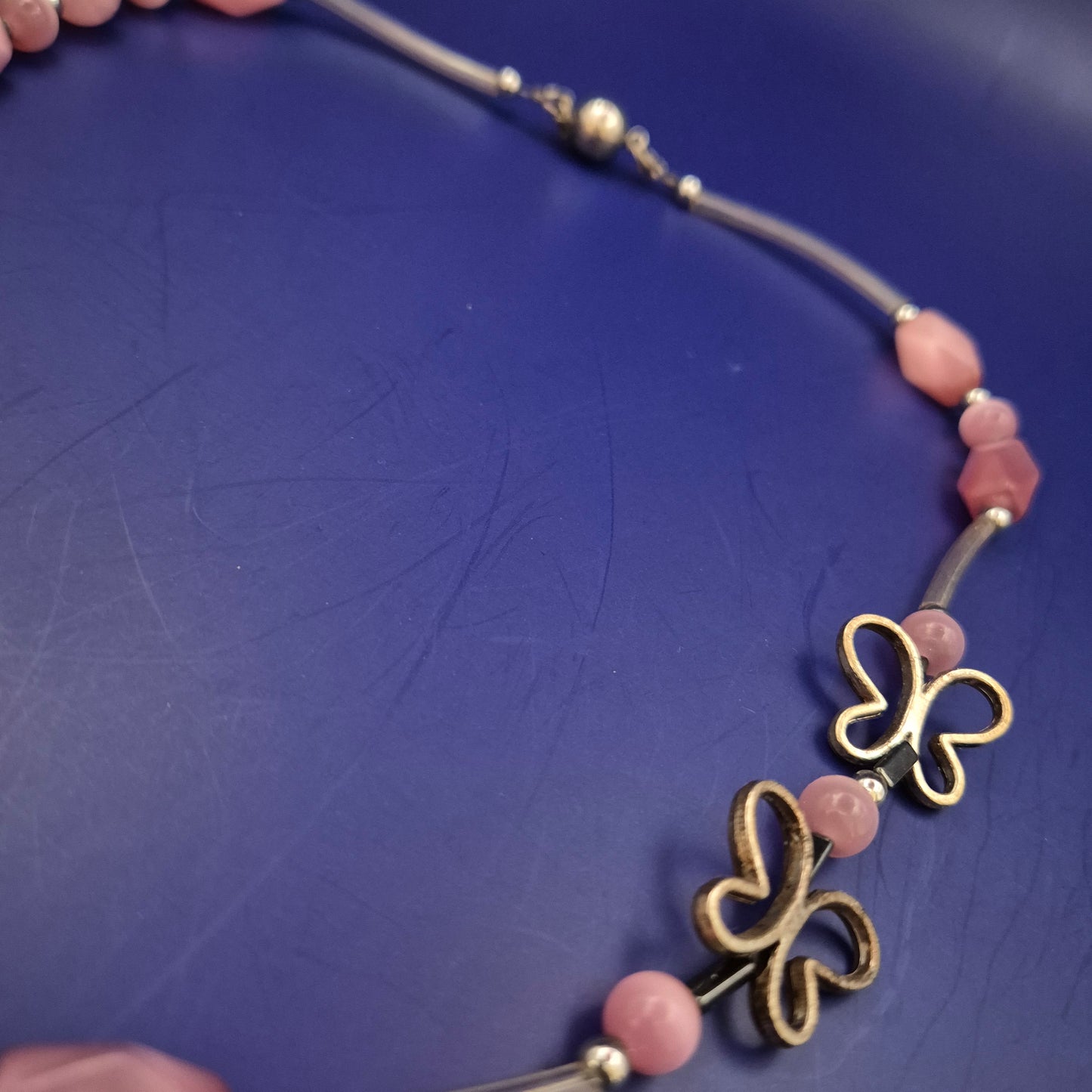 Verspielte rosa Halskette mit Schmetterlingen – Leicht & Feminin