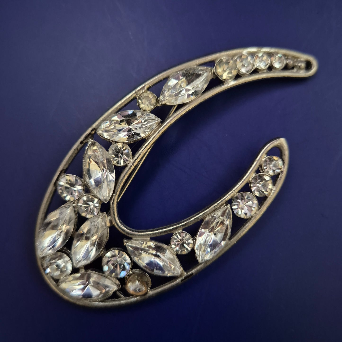 Vintage-Strassbrosche in Tropfenform – Funkelnder Retro-Charme
