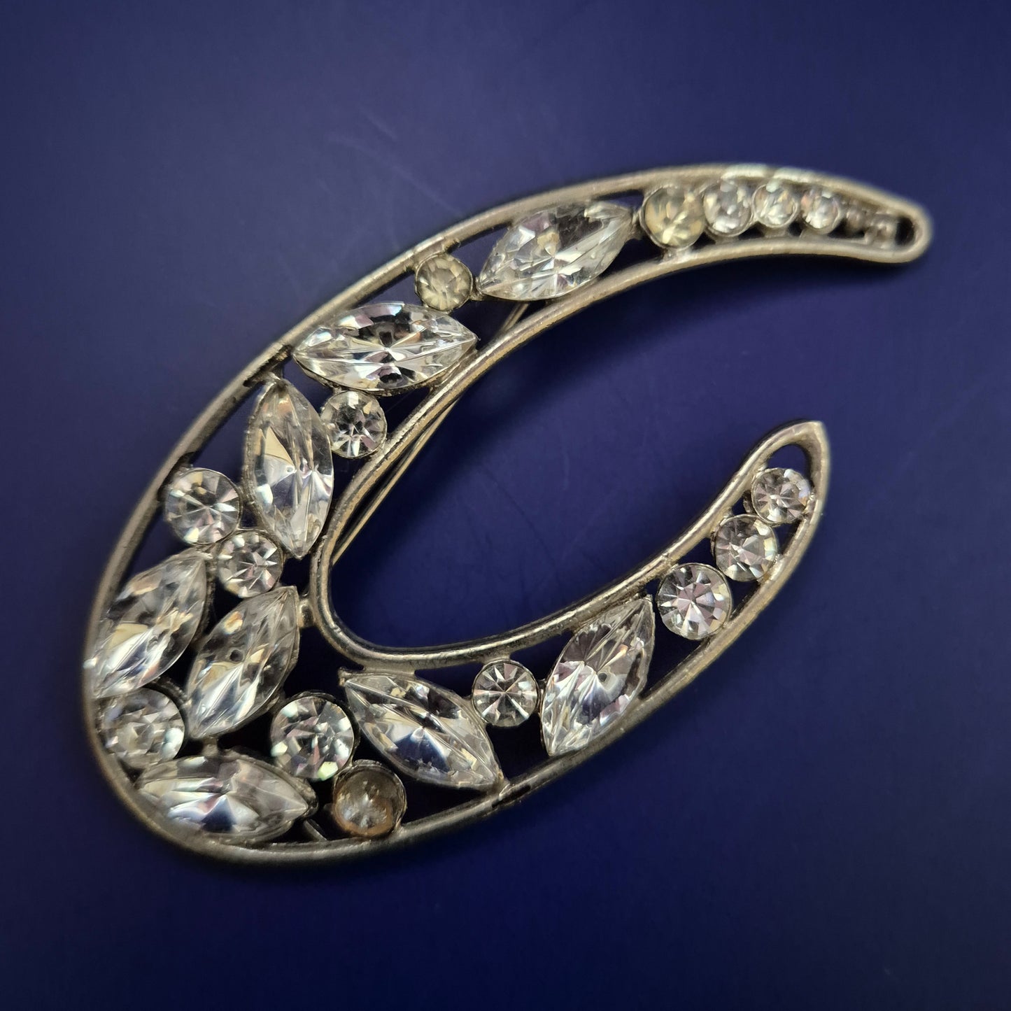 Vintage-Strassbrosche in Tropfenform – Funkelnder Retro-Charme