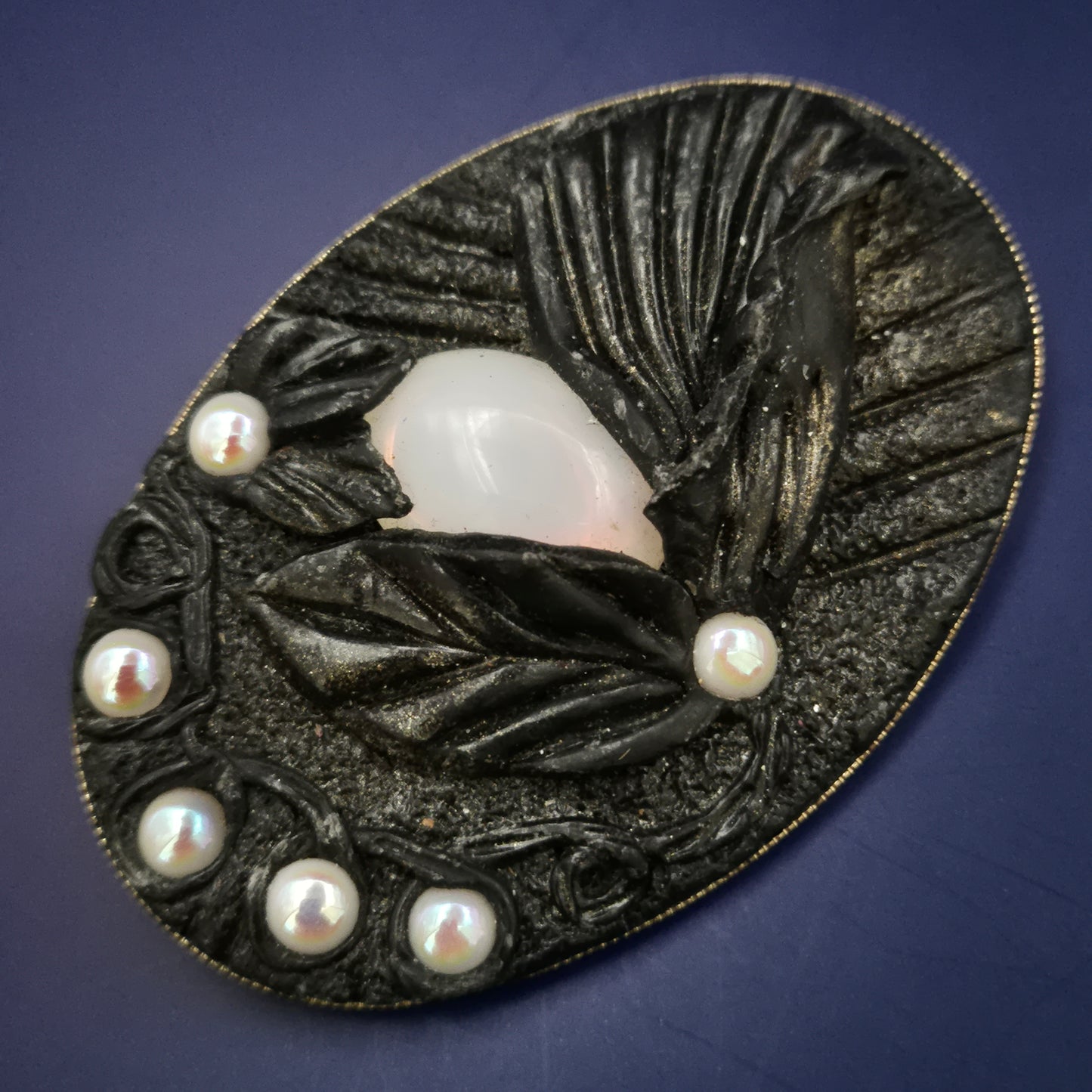 Vintage Brosche mit Perlenbesatz und Opalglas – Schwarzes Blattdesign