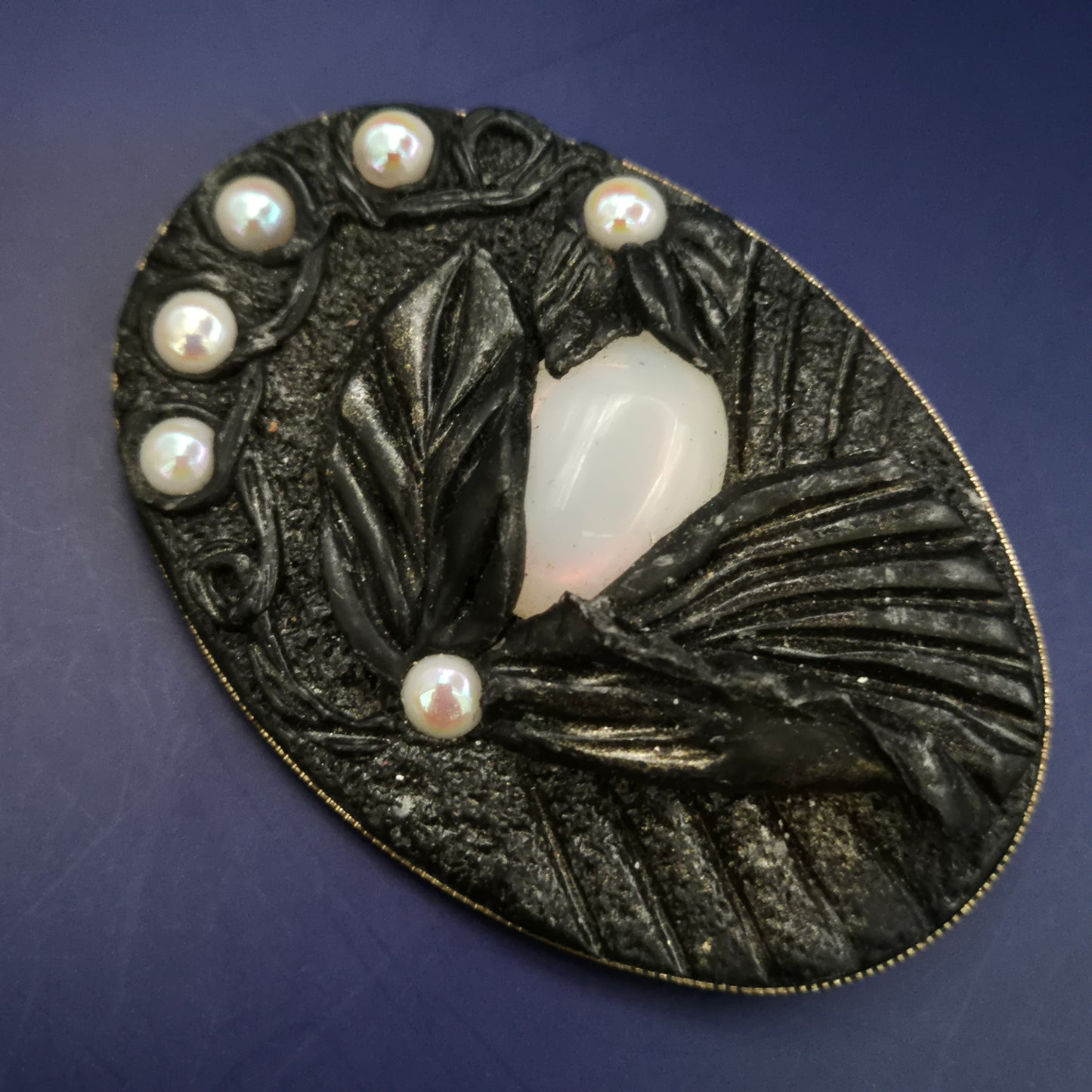Vintage Brosche mit Perlenbesatz und Opalglas – Schwarzes Blattdesign