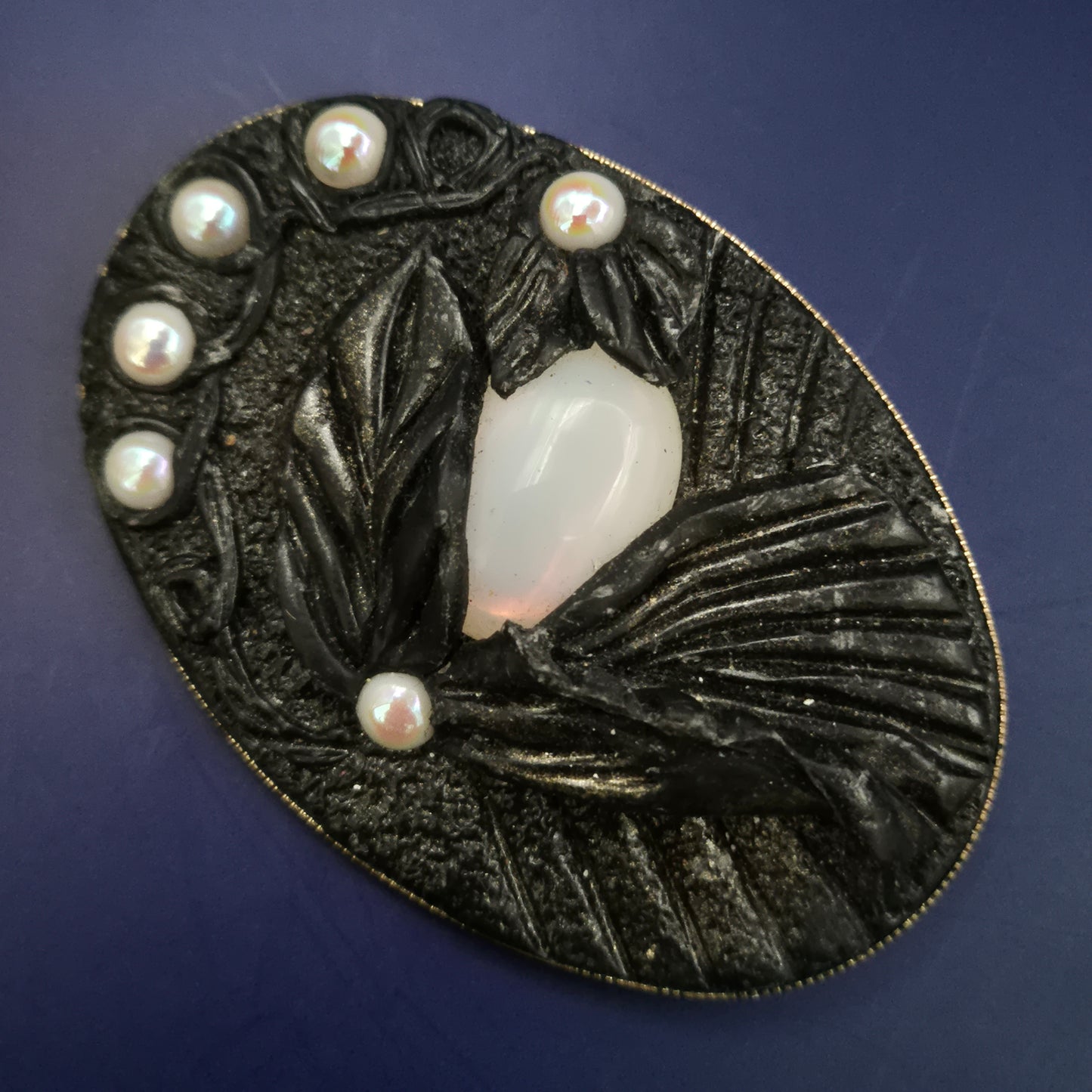 Vintage Brosche mit Perlenbesatz und Opalglas – Schwarzes Blattdesign