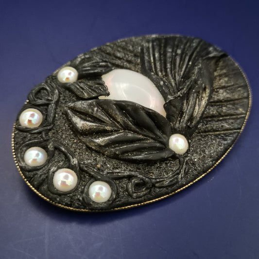 Vintage Brosche mit Perlenbesatz und Opalglas – Schwarzes Blattdesign
