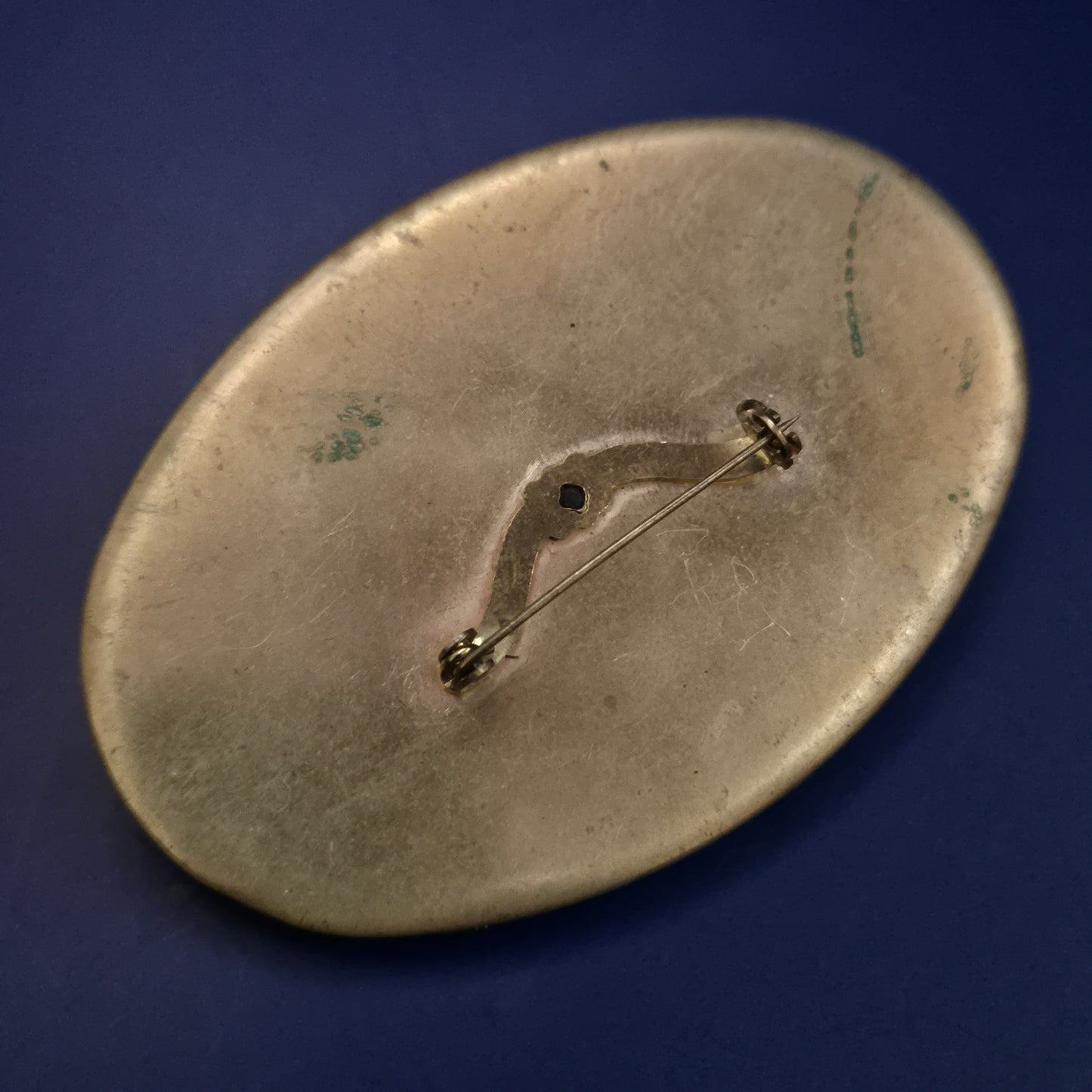 Vintage Brosche mit Perlenbesatz und Opalglas – Schwarzes Blattdesign