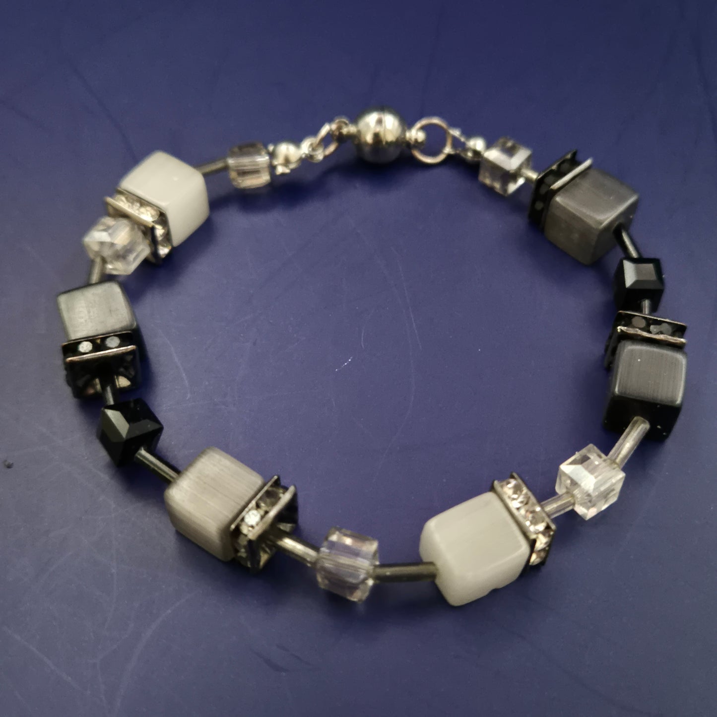 Modernes Armband mit Glaswürfeln – Schwarz-Weiß Design mit Strassdetails