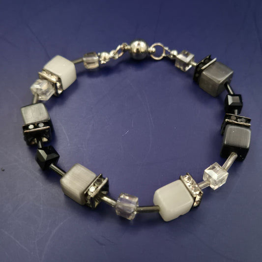 Modernes Armband mit Glaswürfeln – Schwarz-Weiß Design mit Strassdetails